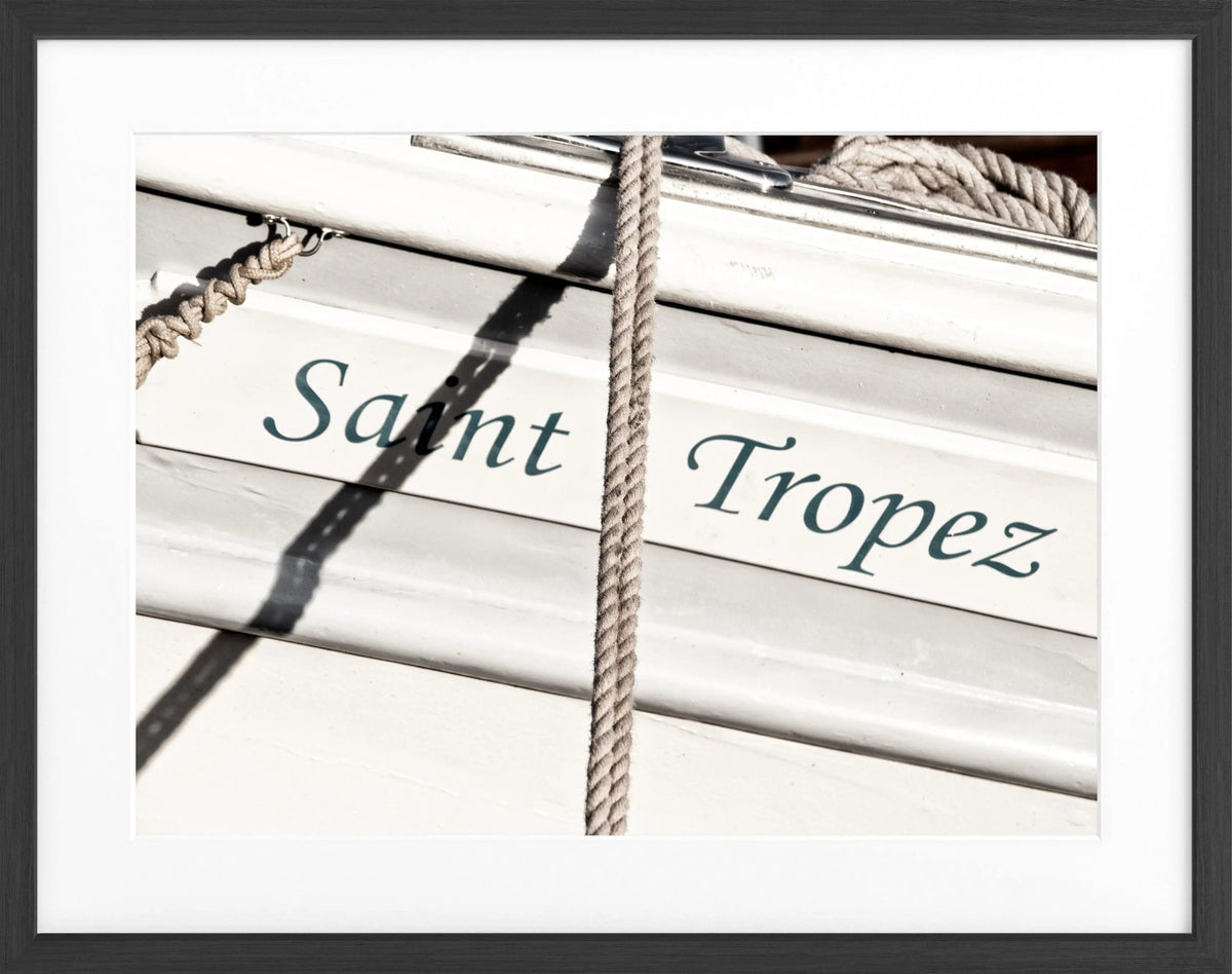 Schwarz-weiß Poster mit Rahmen von Cosman-Photocollection, Segelboot in Saint Tropez, 31x25cm, dekoratives Seemotiv