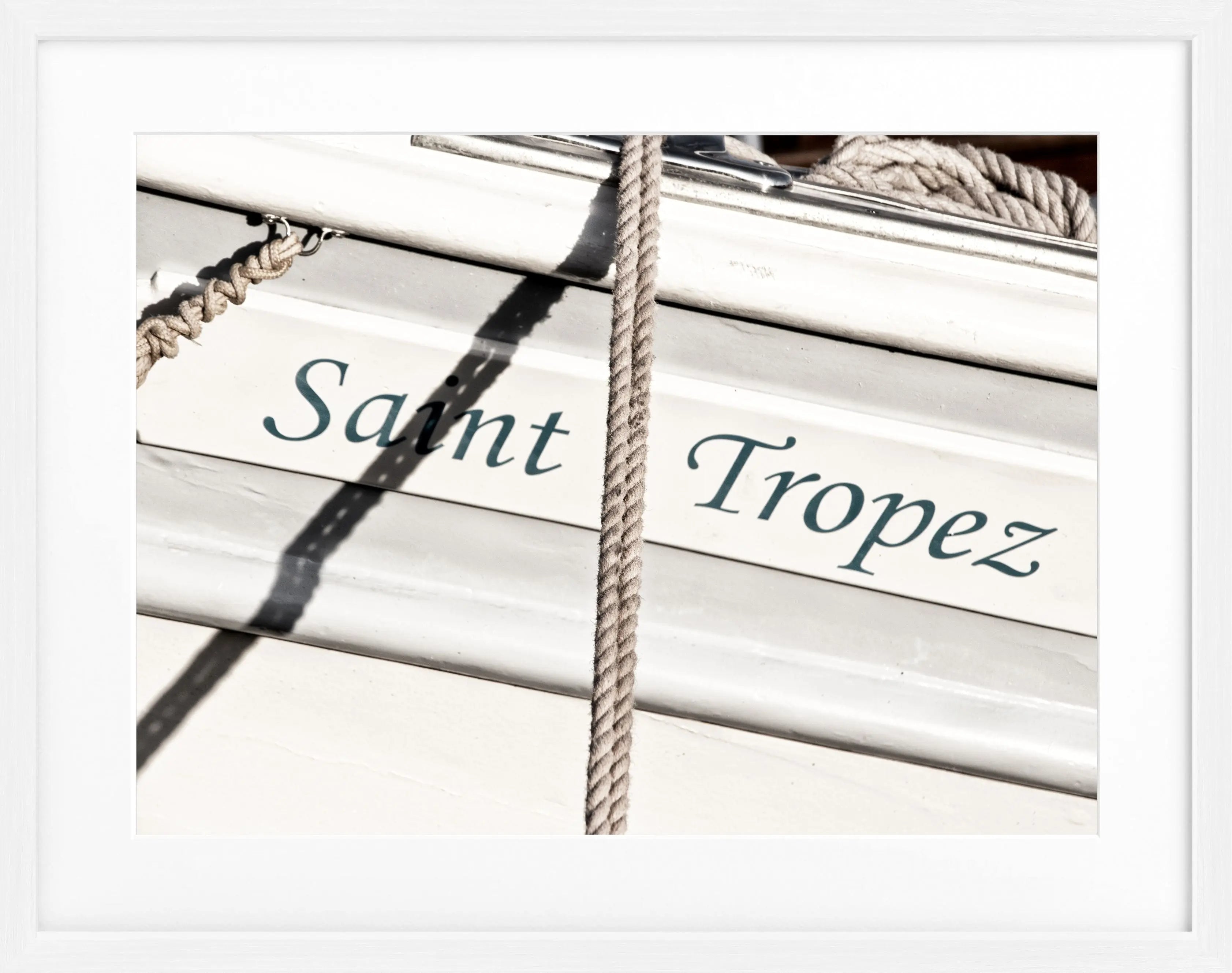 Schwarz-weißes Poster mit Rahmen, Segelboot in Saint Tropez, von Cosman-Photocollection, Maße 31x25 cm.