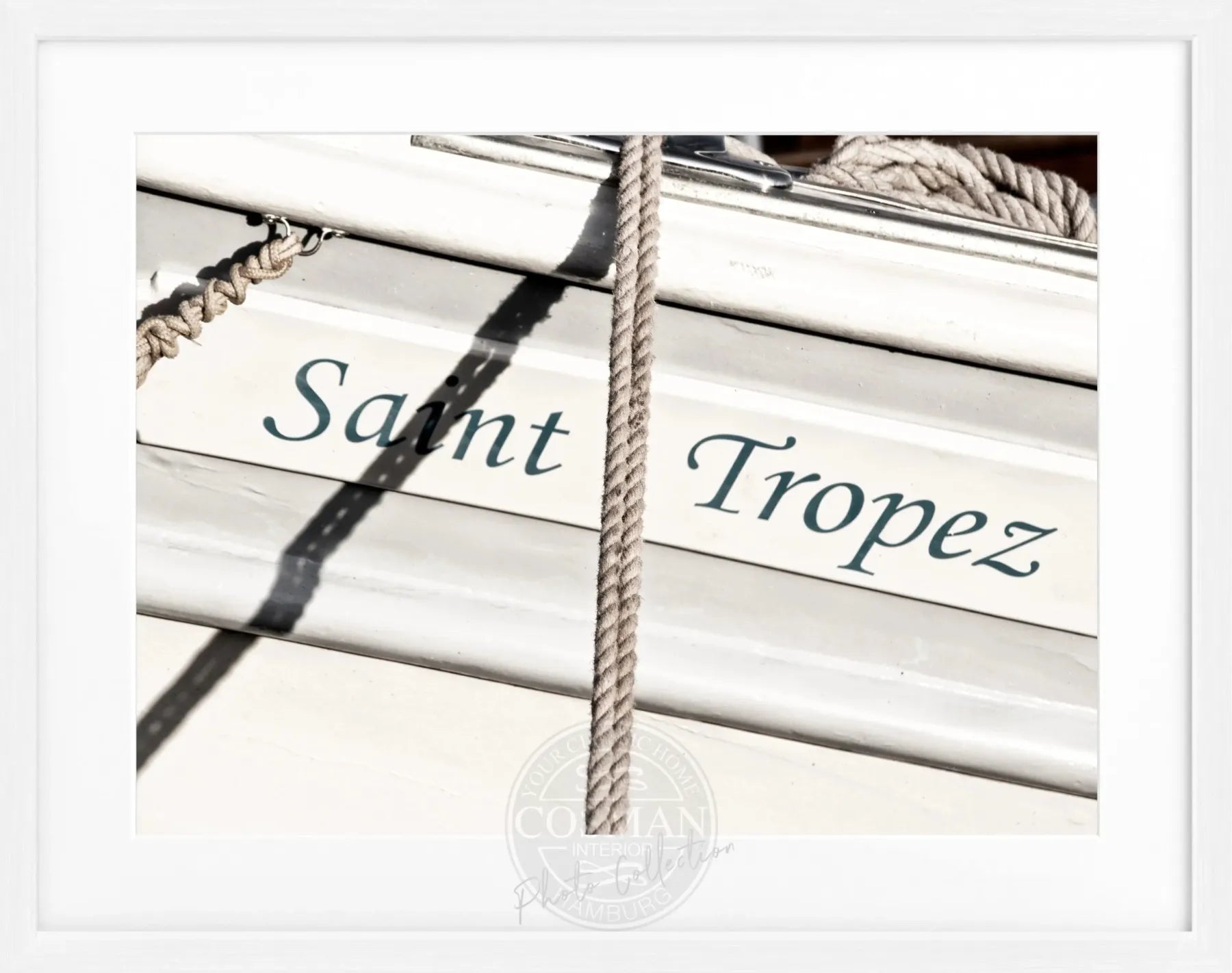 Schwarz-weißes Poster mit Rahmen, Segelboot in Saint Tropez, von Cosman-Photocollection, Maße 31x25 cm.