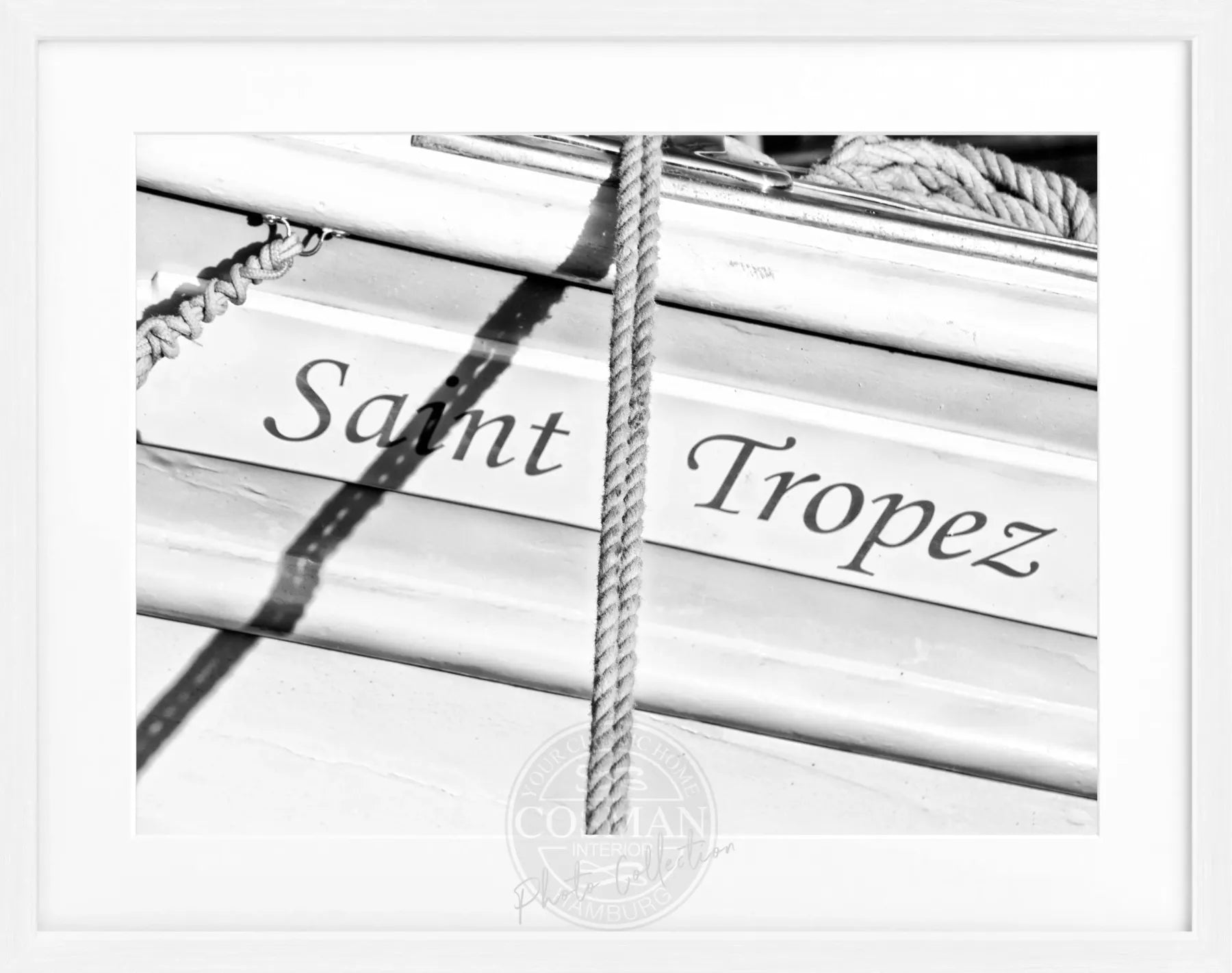 Schwarz-weiß Poster mit Rahmen, Segelboot in Saint Tropez, von Cosman-Photocollection, 31x25 cm, stilvolle maritime Wanddekoration