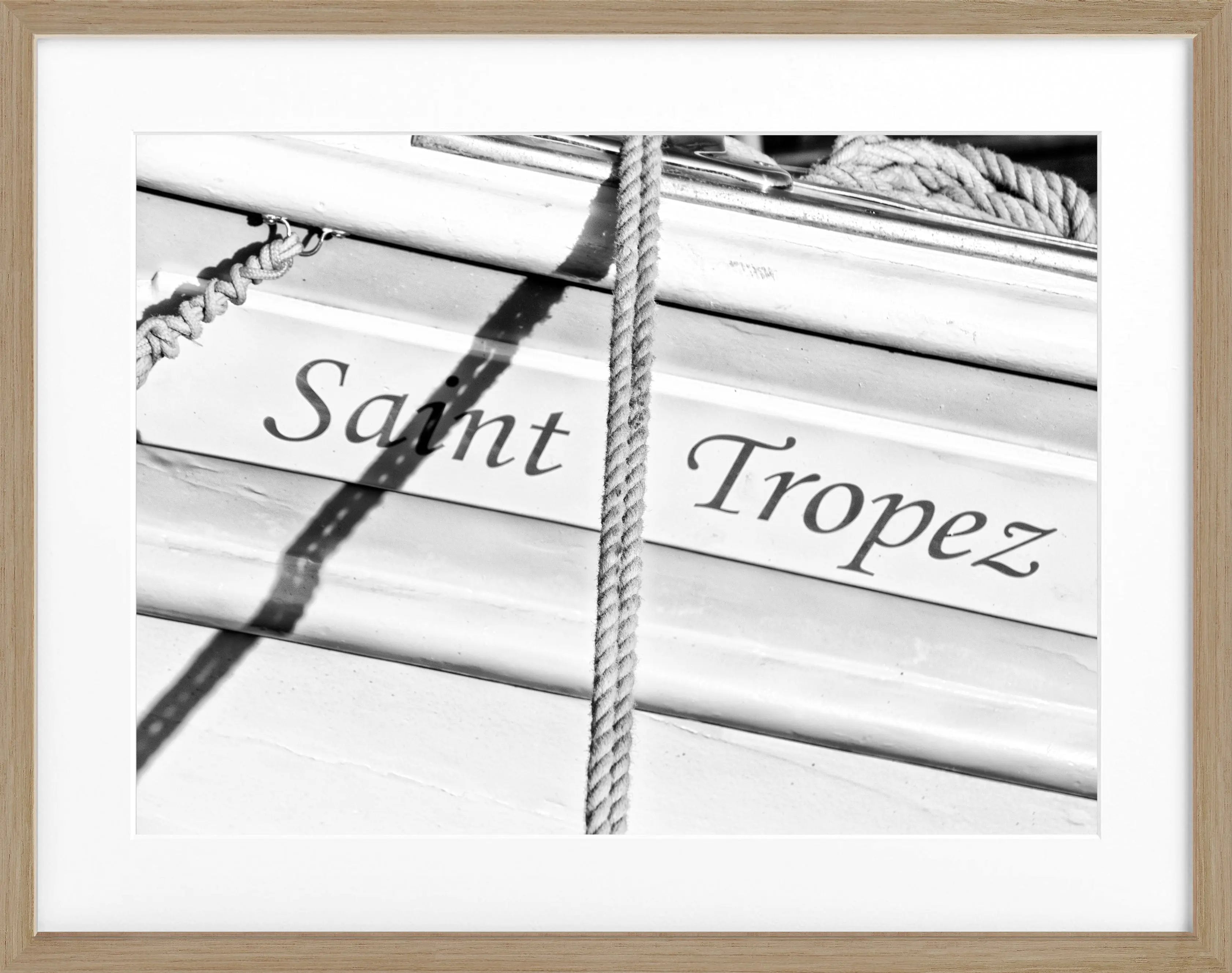 Schwarz-weiß Poster mit Rahmen, Segelboot-Motiv in Saint Tropez, von Cosman-Photocollection, Maße 31x25 cm.