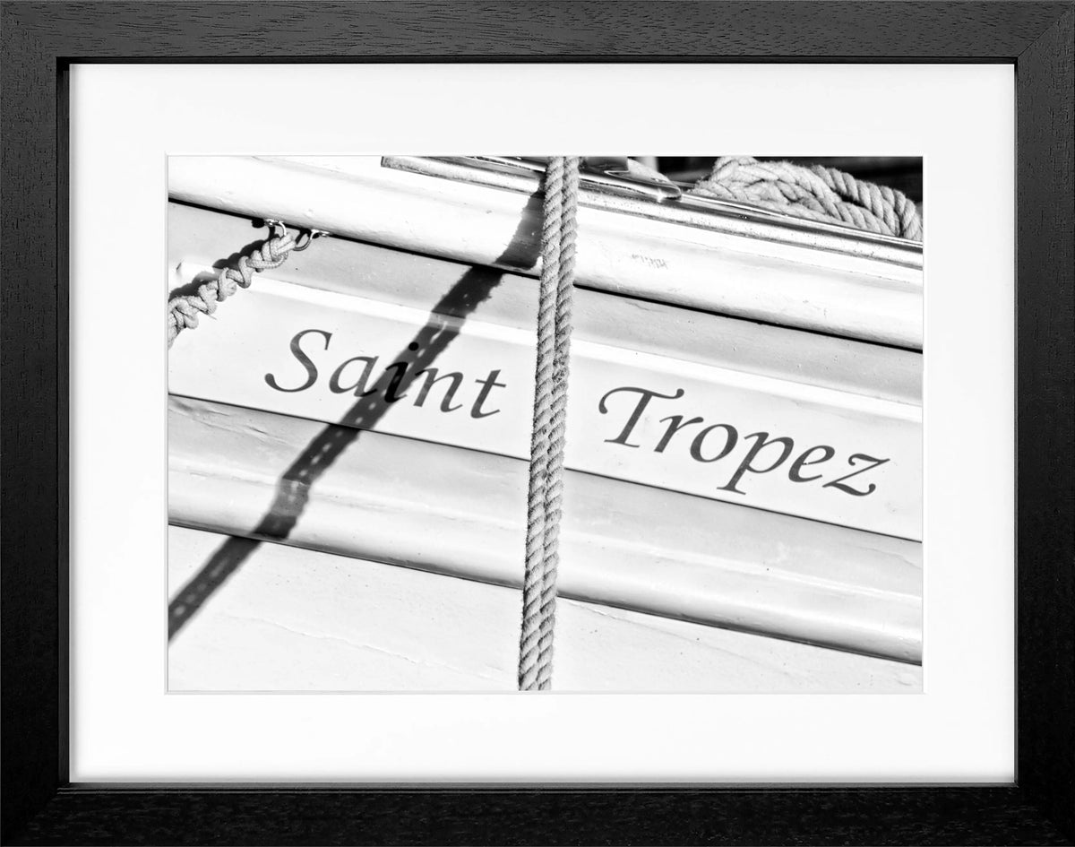 Schwarz-weiß Poster mit Rahmen von einem Segelboot in Saint Tropez, von Cosman-Photocollection, Maße 31x25 cm.