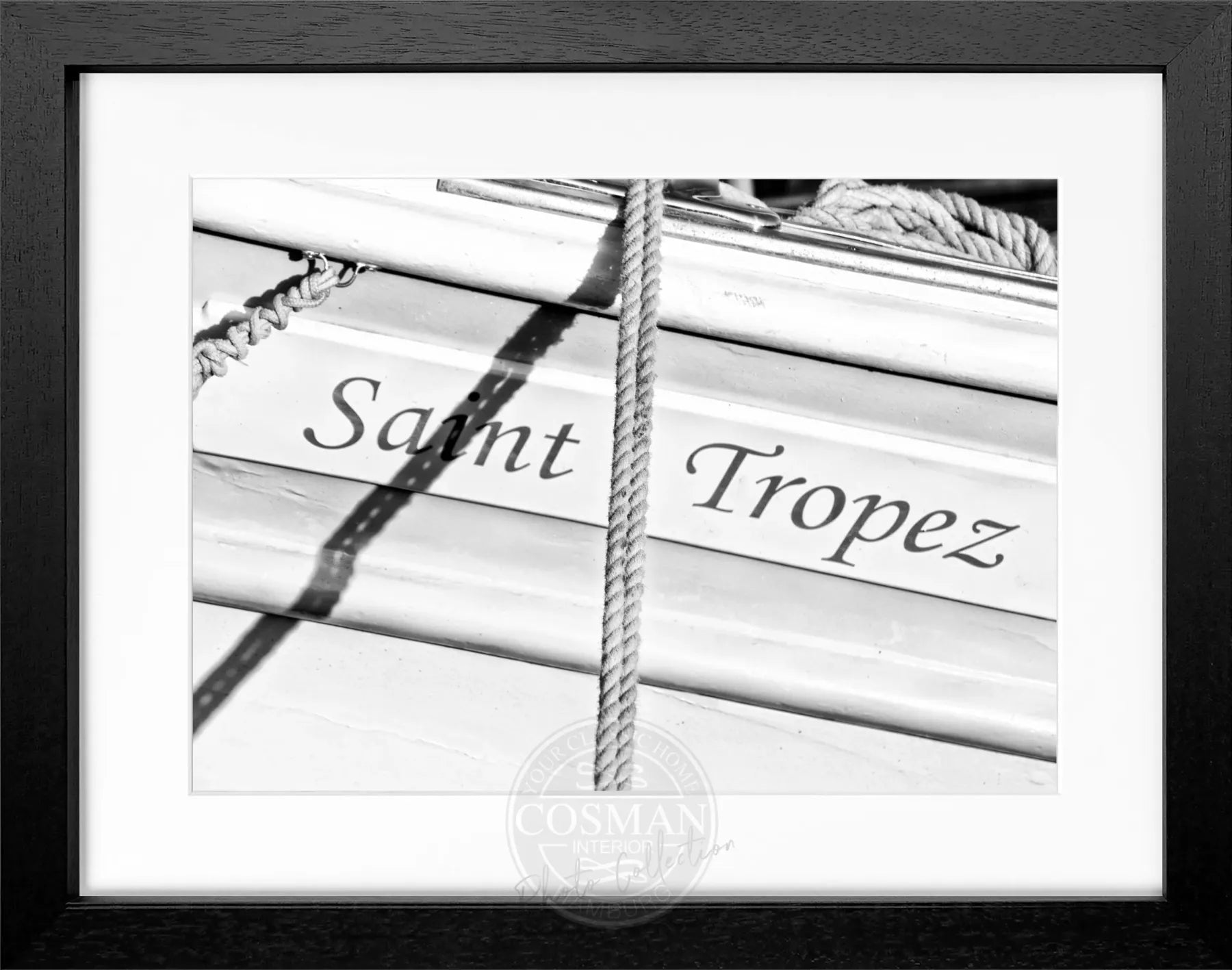 Schwarz-weiß Poster mit Rahmen von einem Segelboot in Saint Tropez, von Cosman-Photocollection, Maße 31x25 cm.