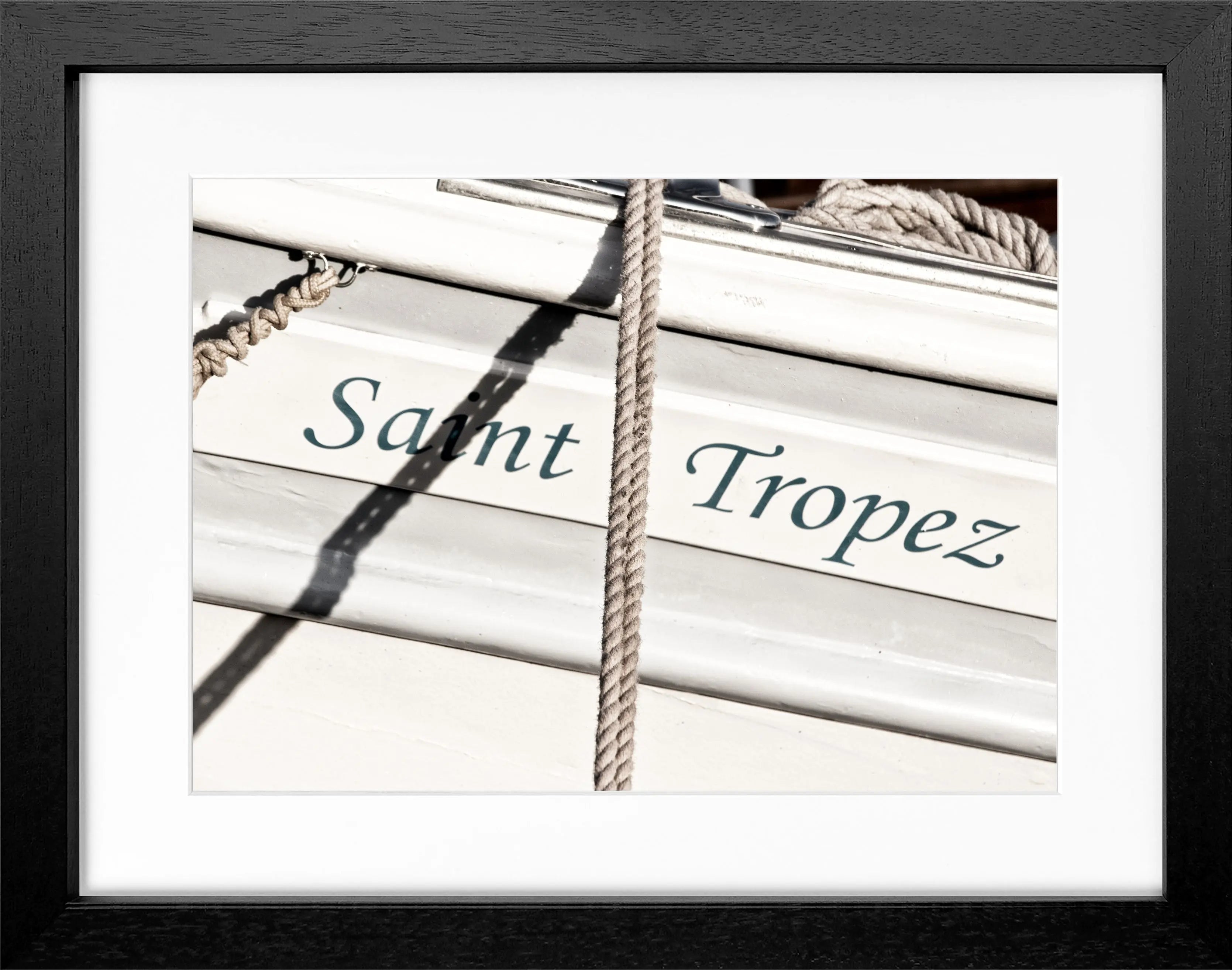 Schwarz-weiß Poster mit Rahmen, Segelboot in Saint Tropez, von Cosman-Photocollection, Maße 31x25 cm, maritime Dekoration