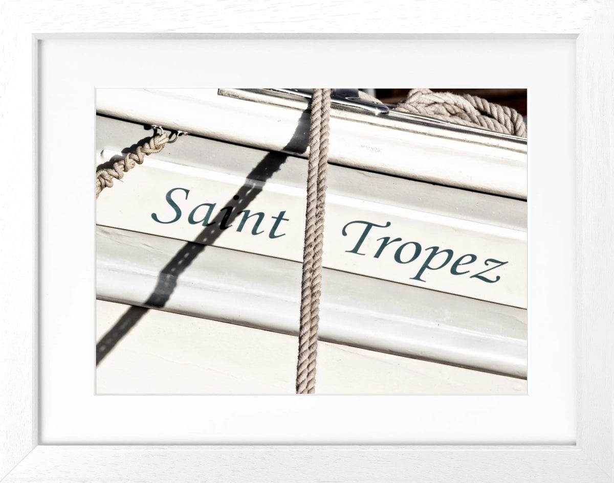 Schwarz-weiß Poster mit Rahmen, Segelboot in Saint Tropez, von Cosman-Photocollection, 31x25 cm, Kunstfotografie.