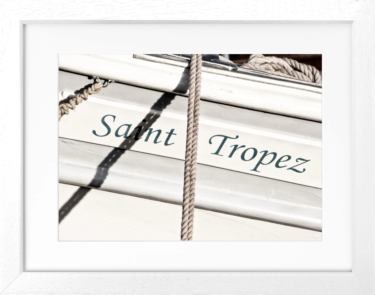 Schwarz-weiß Poster mit Rahmen, Segelboot in Saint Tropez, von Cosman-Photocollection, 31x25 cm, Kunstfotografie.