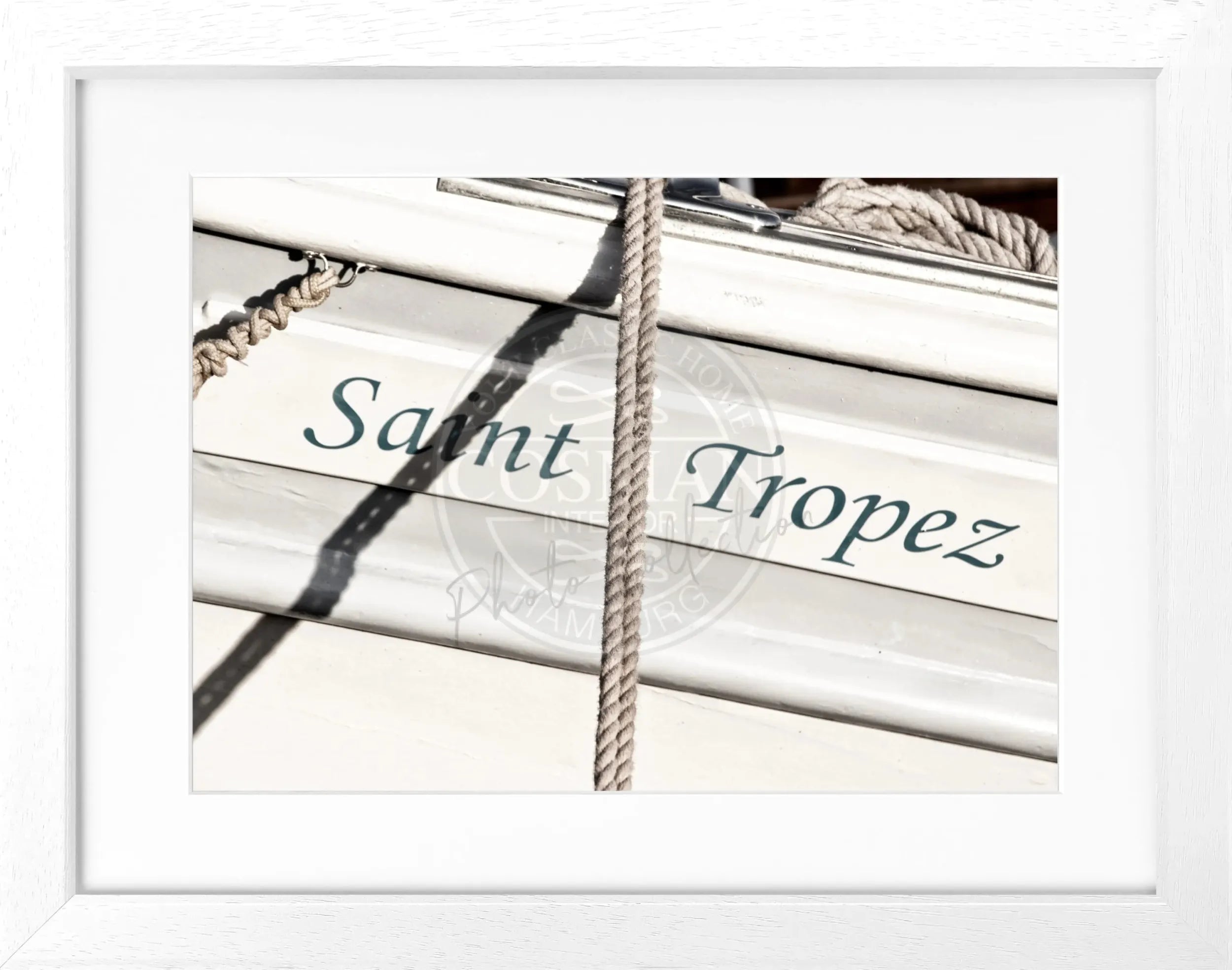 Schwarz-weiß Poster mit Rahmen, Segelboot in Saint Tropez, von Cosman-Photocollection, 31x25 cm, Kunstfotografie.