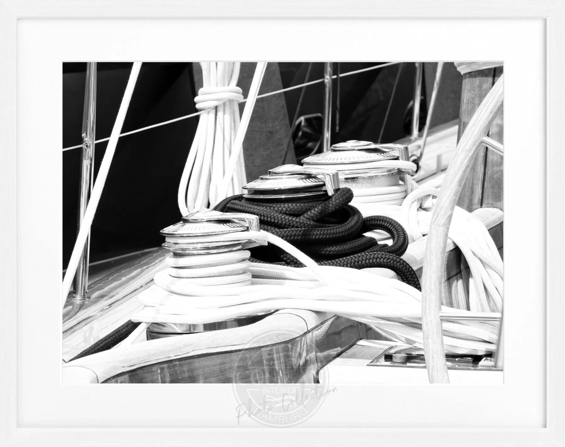 Schwarz-weiß Poster mit Rahmen, zeigt ein Segelboot in Saint Tropez, von Cosman-Photocollection, 31x25 cm, Wanddekoration