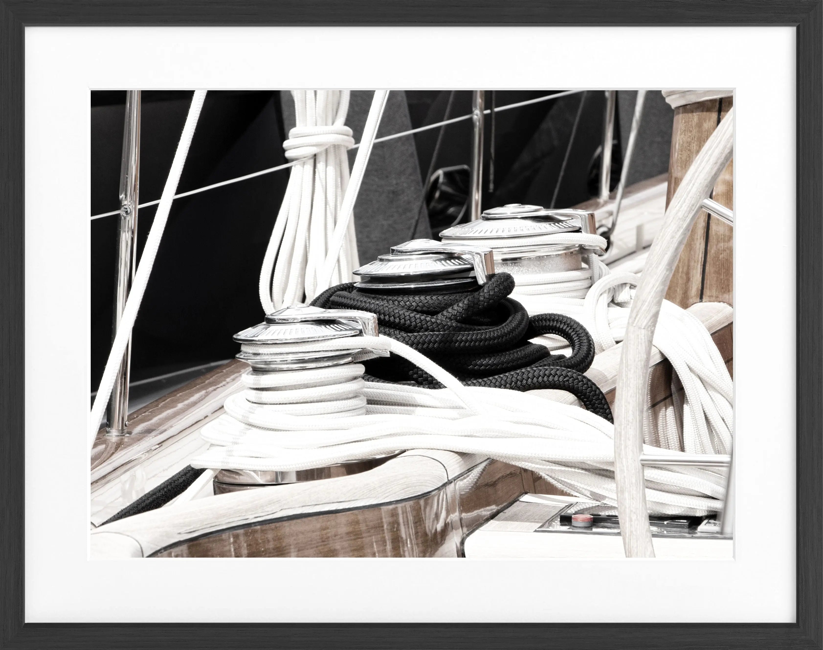 Schwarz-weiß Poster mit Rahmen, Segelboot in Saint Tropez, 31x25cm, von Cosman-Photocollection, modernes maritimes Motiv