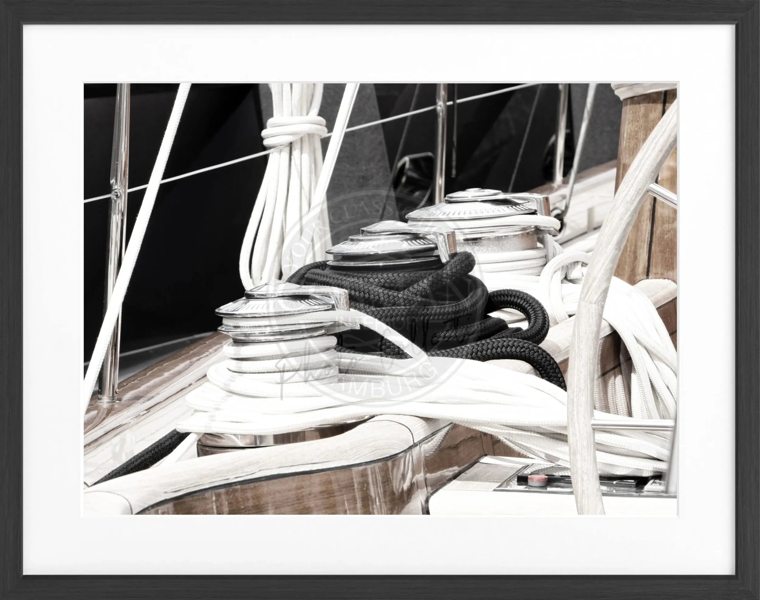 Schwarz-weiß Poster mit Rahmen, Segelboot in Saint Tropez, 31x25cm, von Cosman-Photocollection, modernes maritimes Motiv
