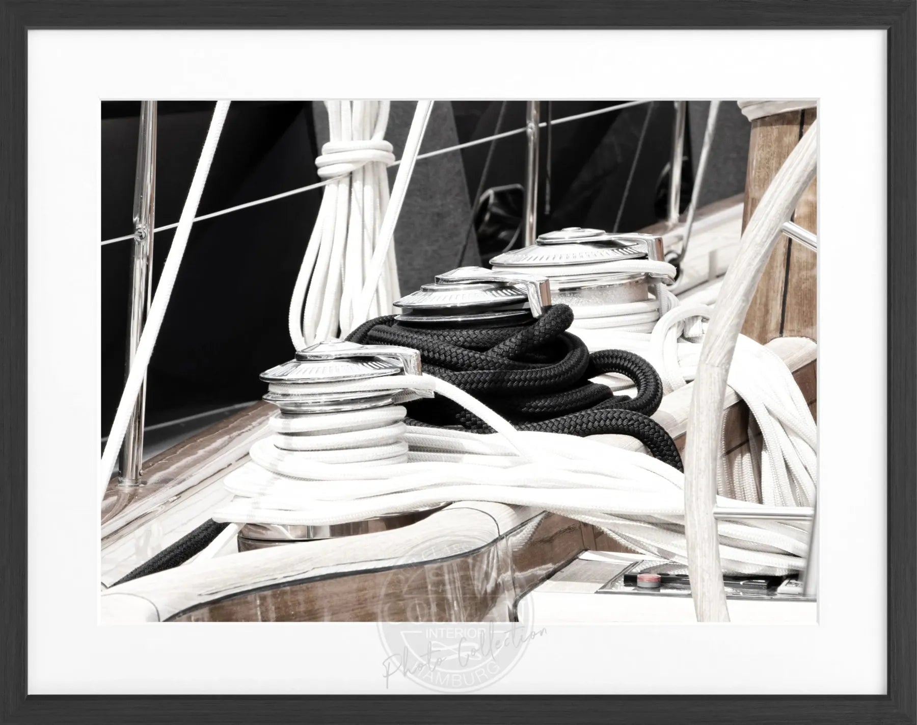 Schwarz-weiß Poster mit Rahmen, Segelboot in Saint Tropez, 31x25cm, von Cosman-Photocollection, modernes maritimes Motiv