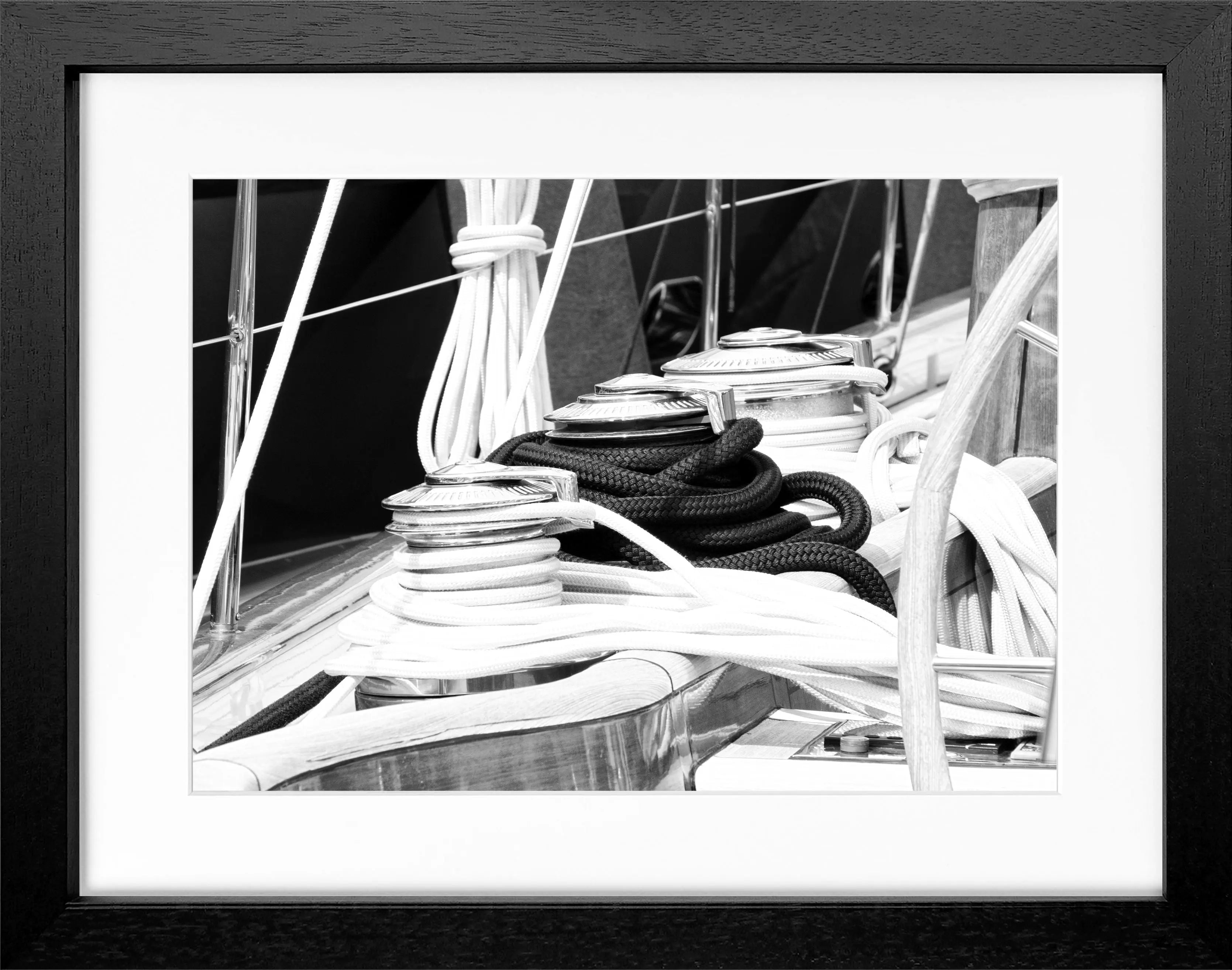 Schwarz-weiß Poster mit Rahmen ’Segelboot’ Saint Tropez, 31x25 cm, von Cosman-Photocollection, maritime Meeresmotivation