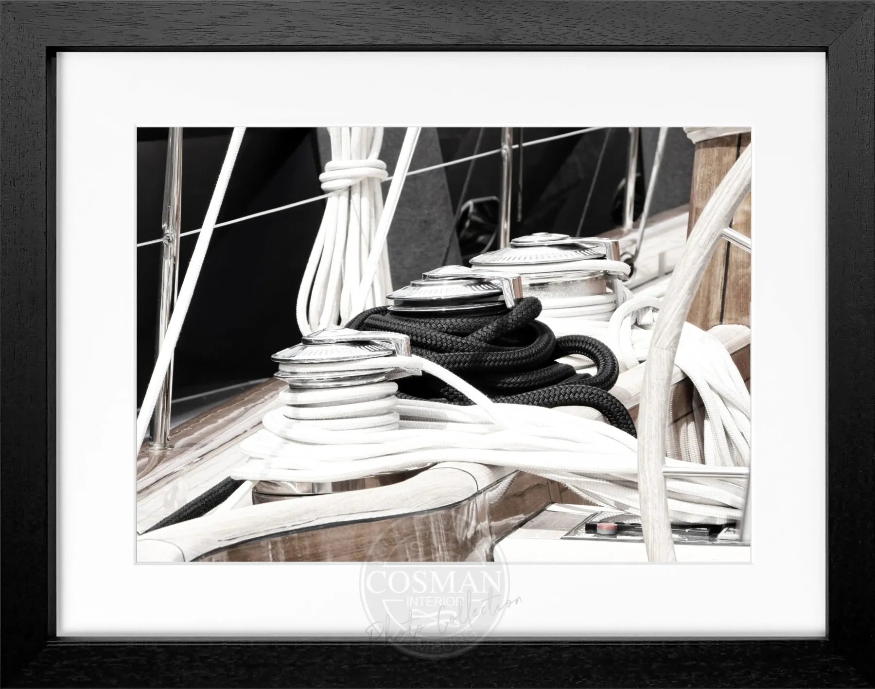 Schwarz-weiß Poster mit Rahmen von einem Segelboot in Saint Tropez, von Cosman-Photocollection, 31x25 cm, Wanddekoration