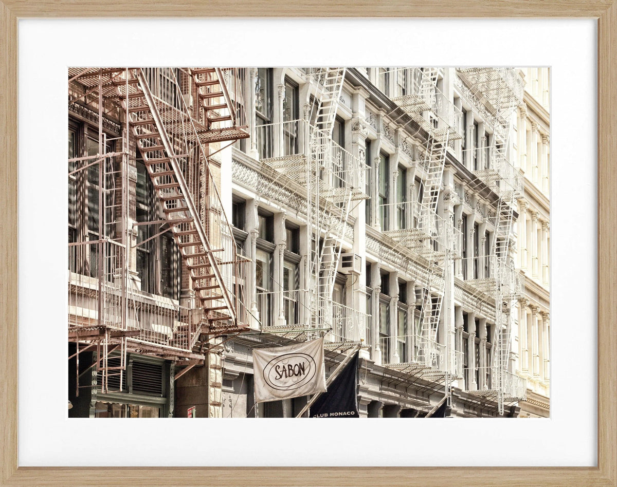 Schwarz-weiß Poster mit Rahmen „SOHO“ von Cosman-Photocollection, Stadtbild von New York, Maße 31x25 cm.