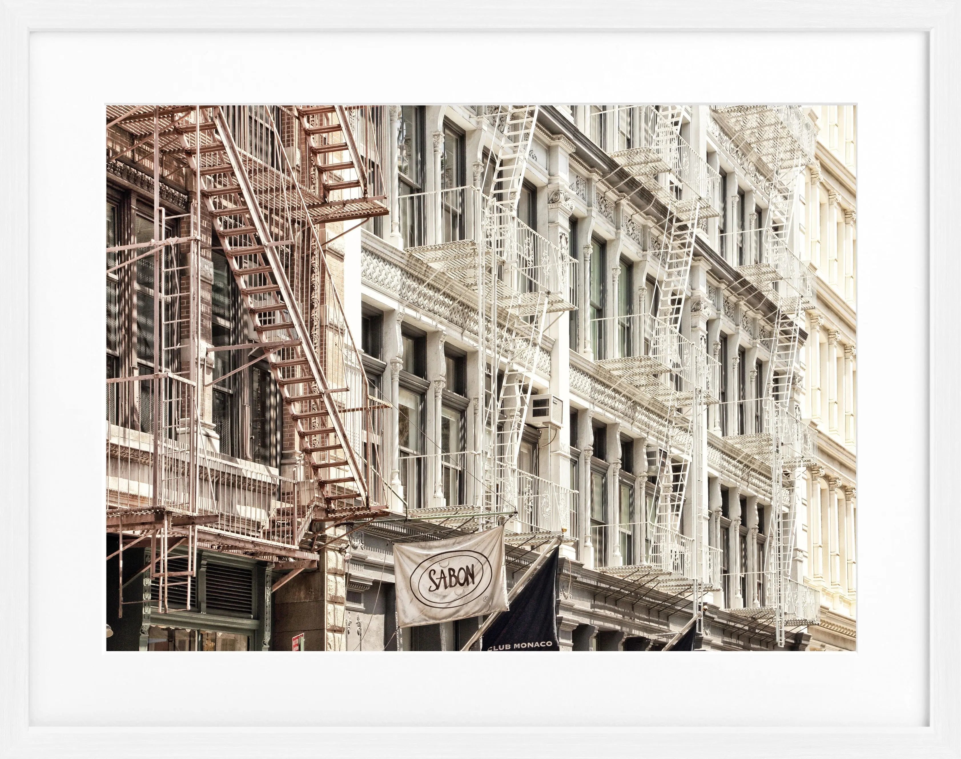 Schwarz-weiß Poster mit Rahmen ‚SOHO‘, New York NY30, von Cosman-Photocollection, 31x25 cm, urbanes Stadtmotiv