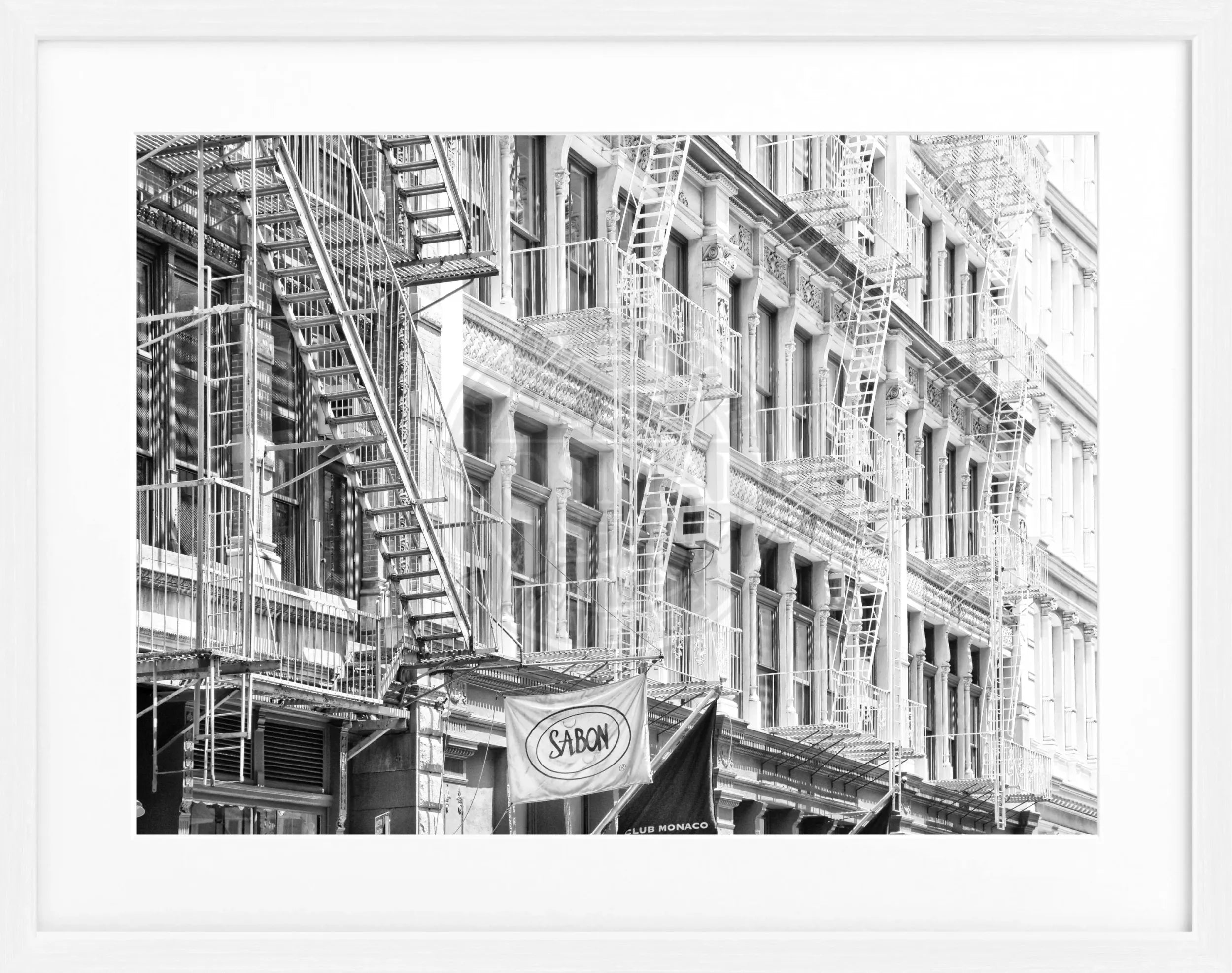 Schwarzer Poster mit Rahmen 'SOHO' von Cosman-Photocollection, Schwarz-Weiß-Motiv, 31x25 cm, New York City.