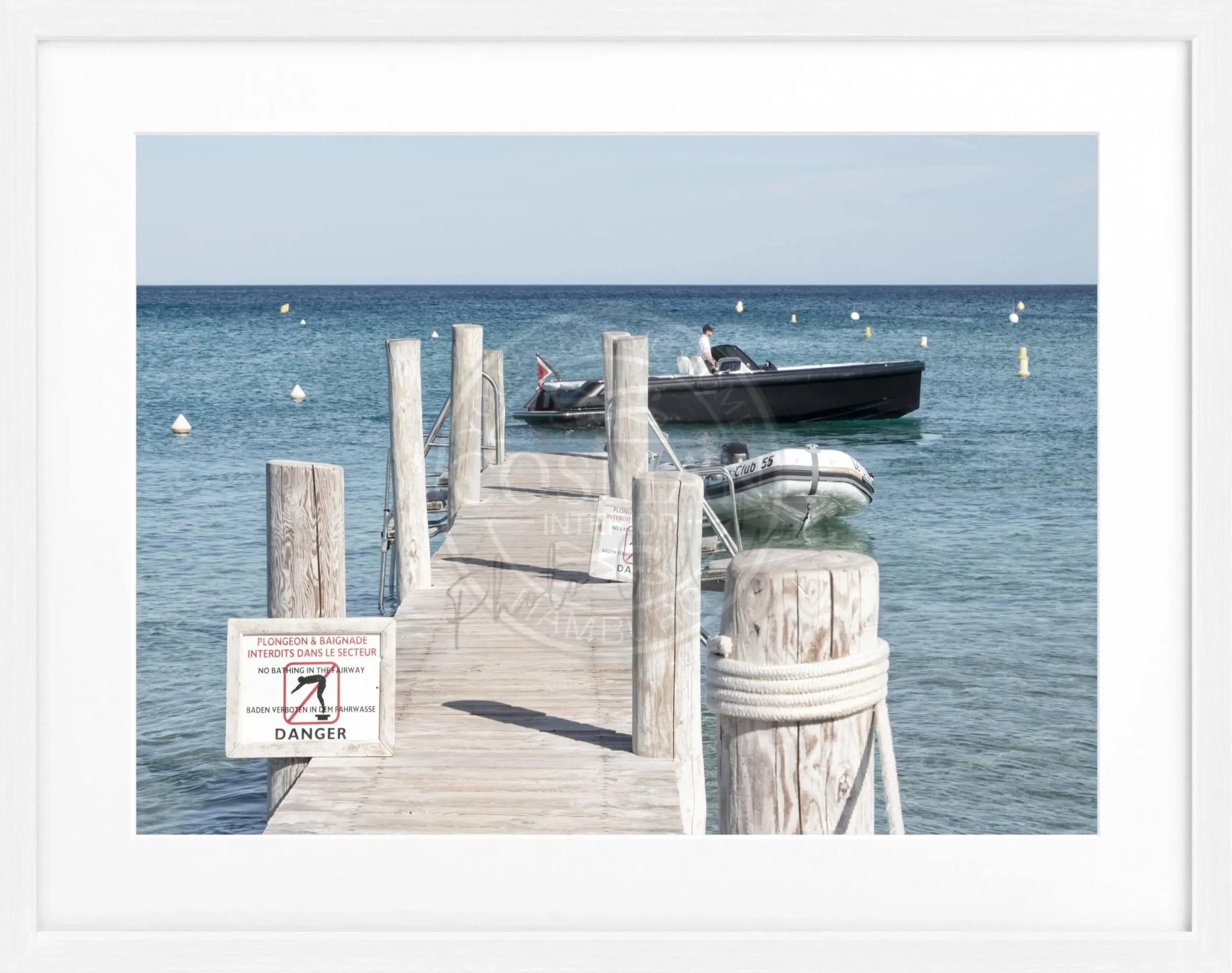 Schwarz-weiß Poster mit Rahmen, Motiv ’Steg Le Club 55’ in Saint Tropez, von Cosman-Photocollection, 31x25 cm