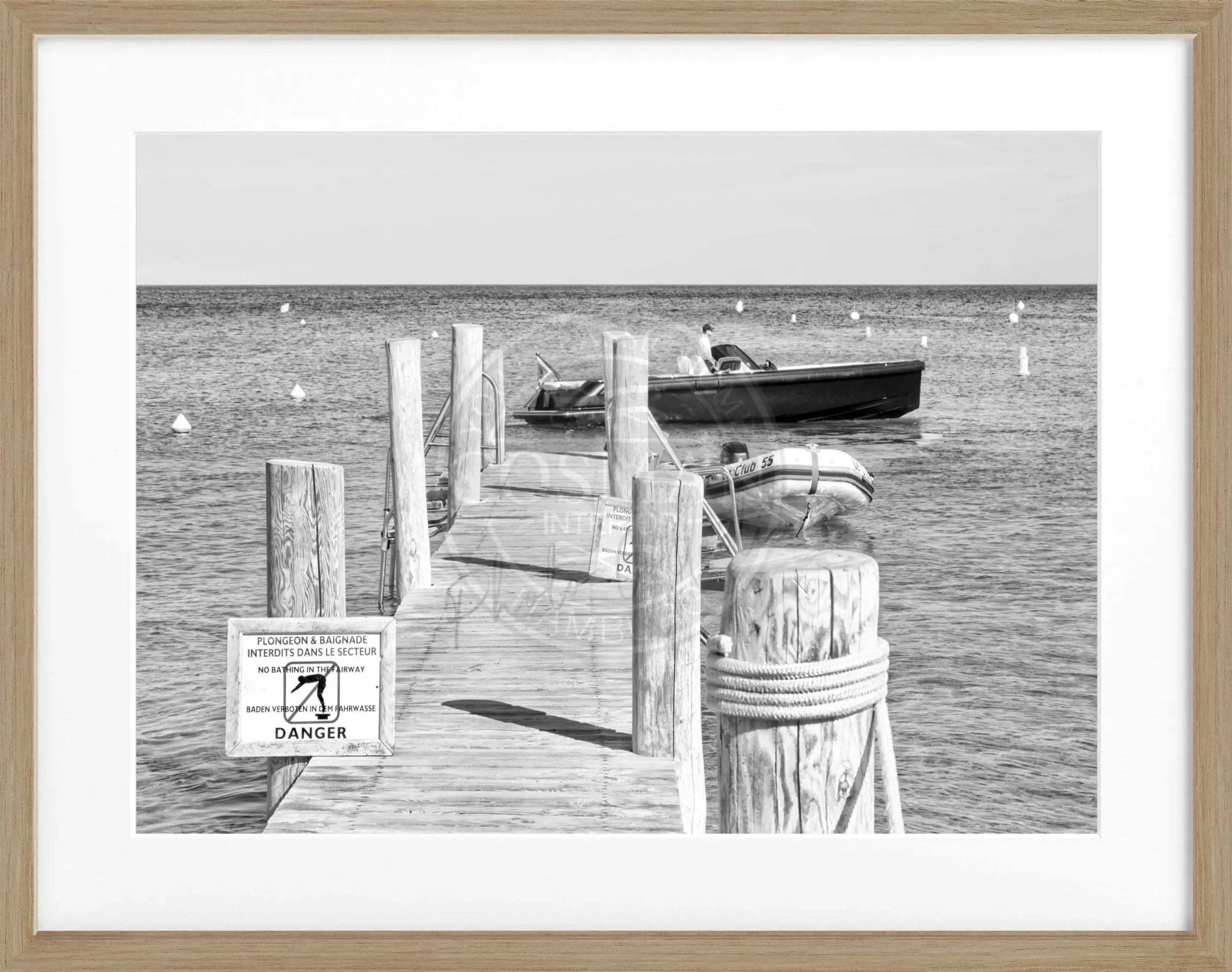 Schwarz-weiß Poster mit Rahmen ‘Steg Le Club 55’ Saint Tropez, von Cosman-Photocollection, 31x25 cm, dekoratives Wandbild