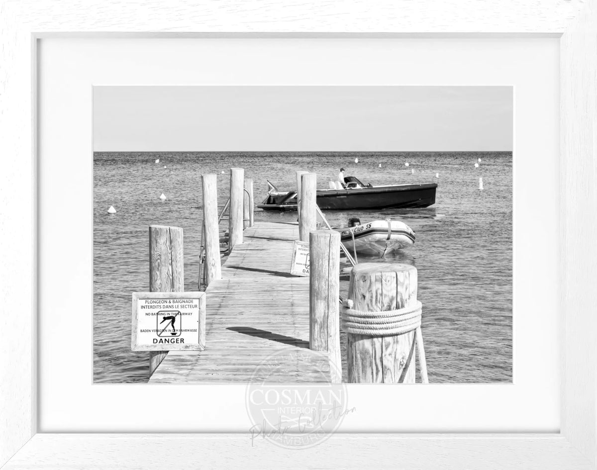 Schwarz-weiß Poster mit Rahmen, Motiv vom Steg Le Club 55 in Saint Tropez, von Cosman-Photocollection, 31x25 cm