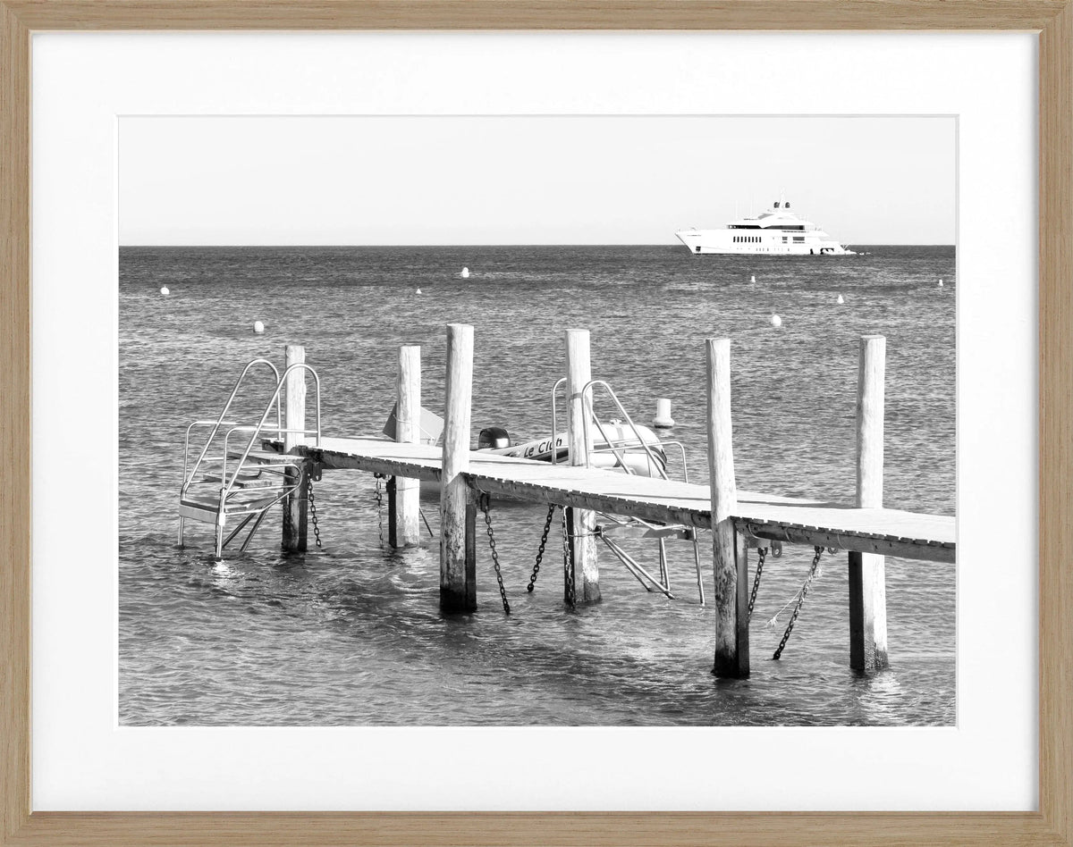 Schwarz-weiß Poster mit Rahmen von Cosman-Photocollection, zeigt das Motiv ’Steg Le Club 55’ in Saint Tropez, 31x25 cm.