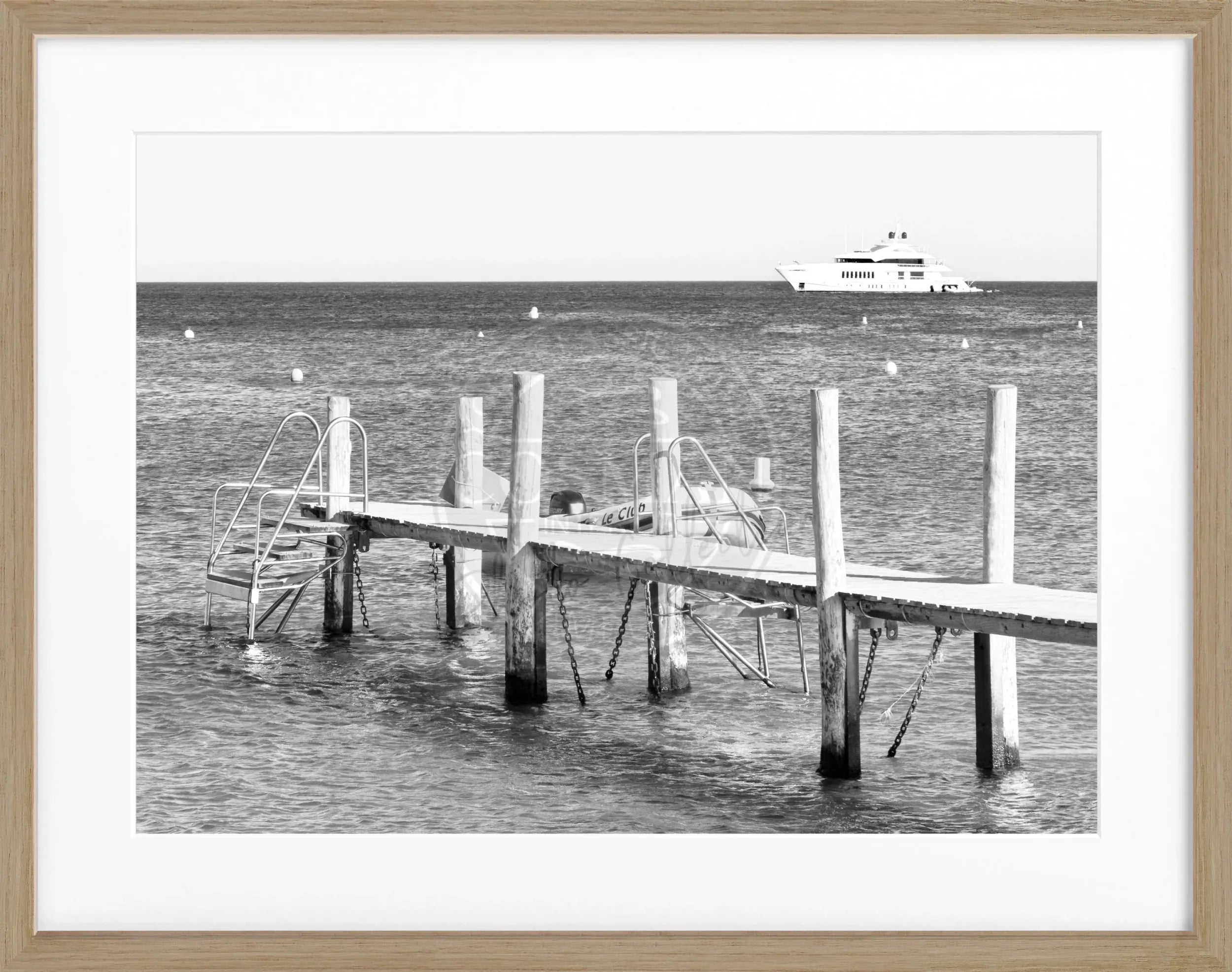 Schwarz-weiß Poster mit Rahmen von Cosman-Photocollection, zeigt das Motiv ’Steg Le Club 55’ in Saint Tropez, 31x25 cm.