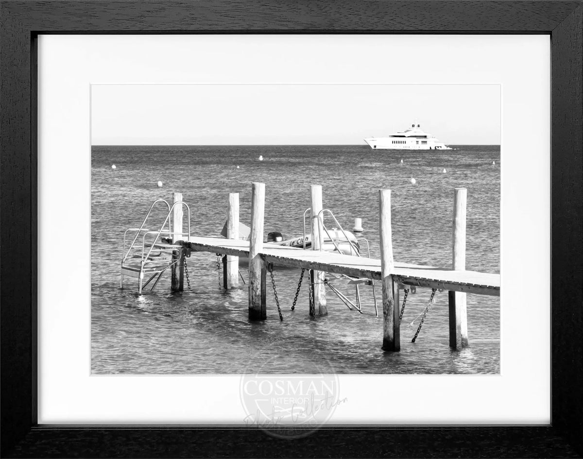 Schwarz-weiß Poster mit Rahmen von Cosman-Photocollection, Motiv ’Steg Le Club 55’ Saint Tropez, 31x25 cm, elegant dekoratives Wandbild