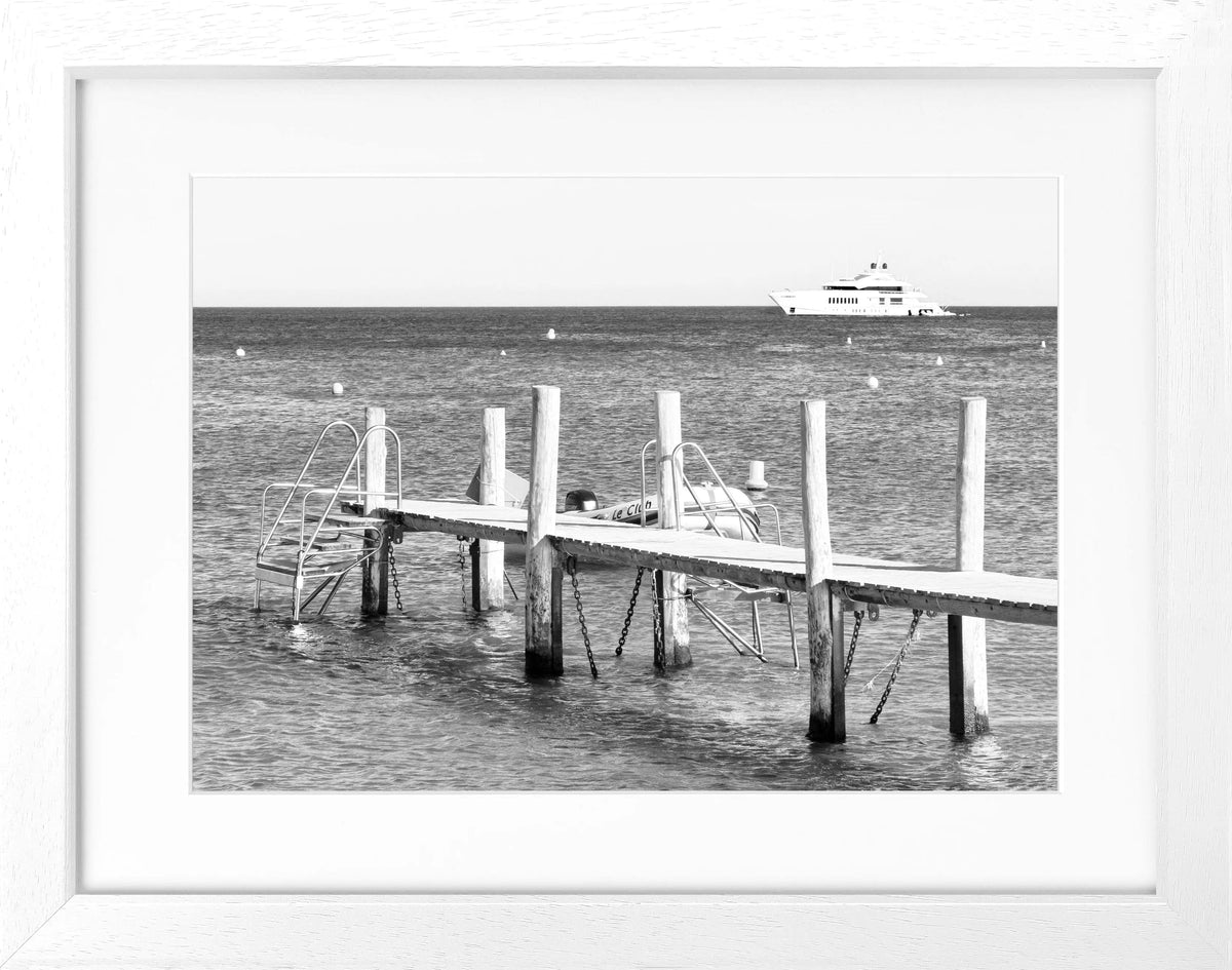 Schwarz-weiß Poster mit Rahmen von Cosman-Photocollection, Motiv 'Steg Le Club 55' in Saint Tropez, 31x25 cm