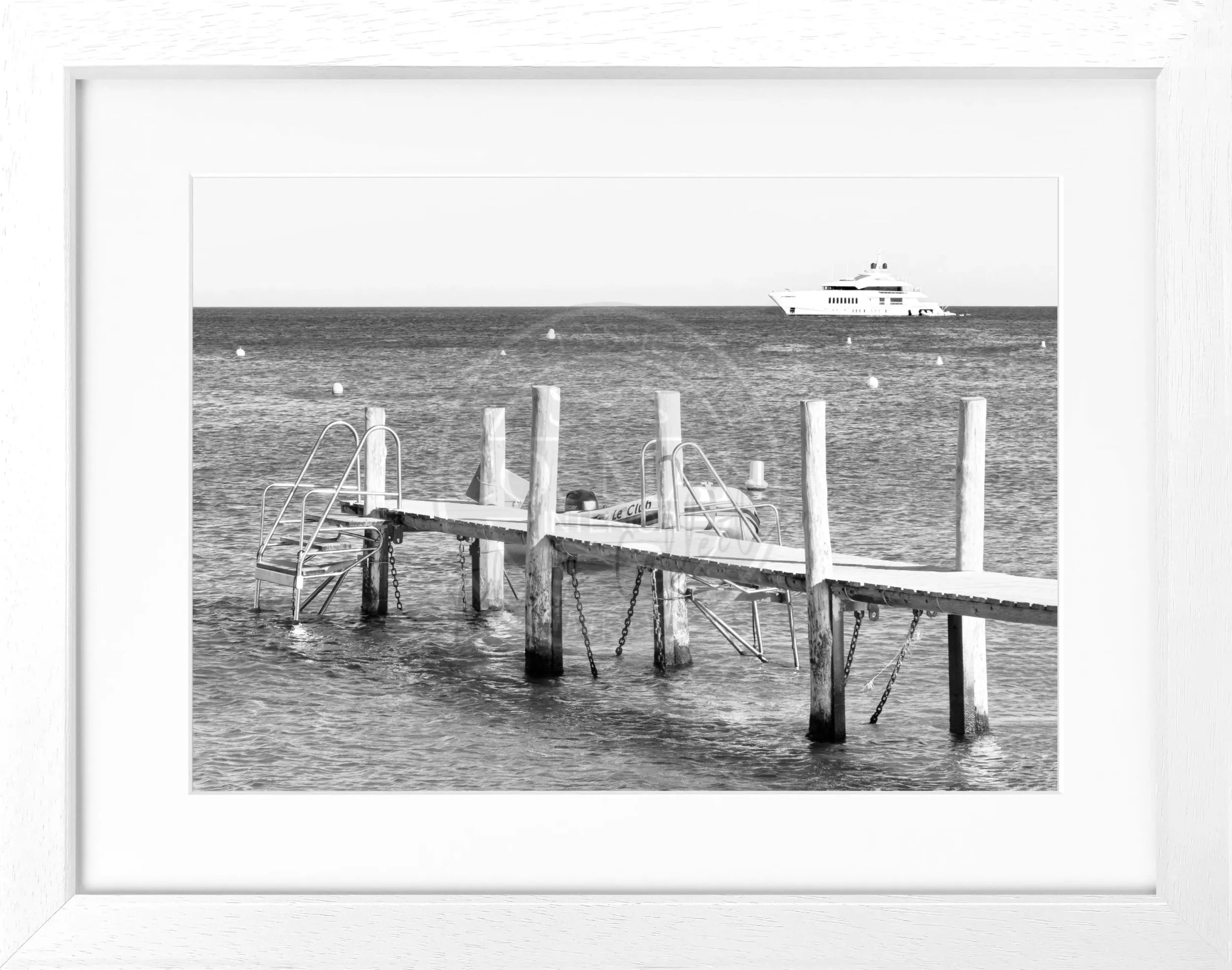 Schwarz-weiß Poster mit Rahmen von Cosman-Photocollection, Motiv 'Steg Le Club 55' in Saint Tropez, 31x25 cm