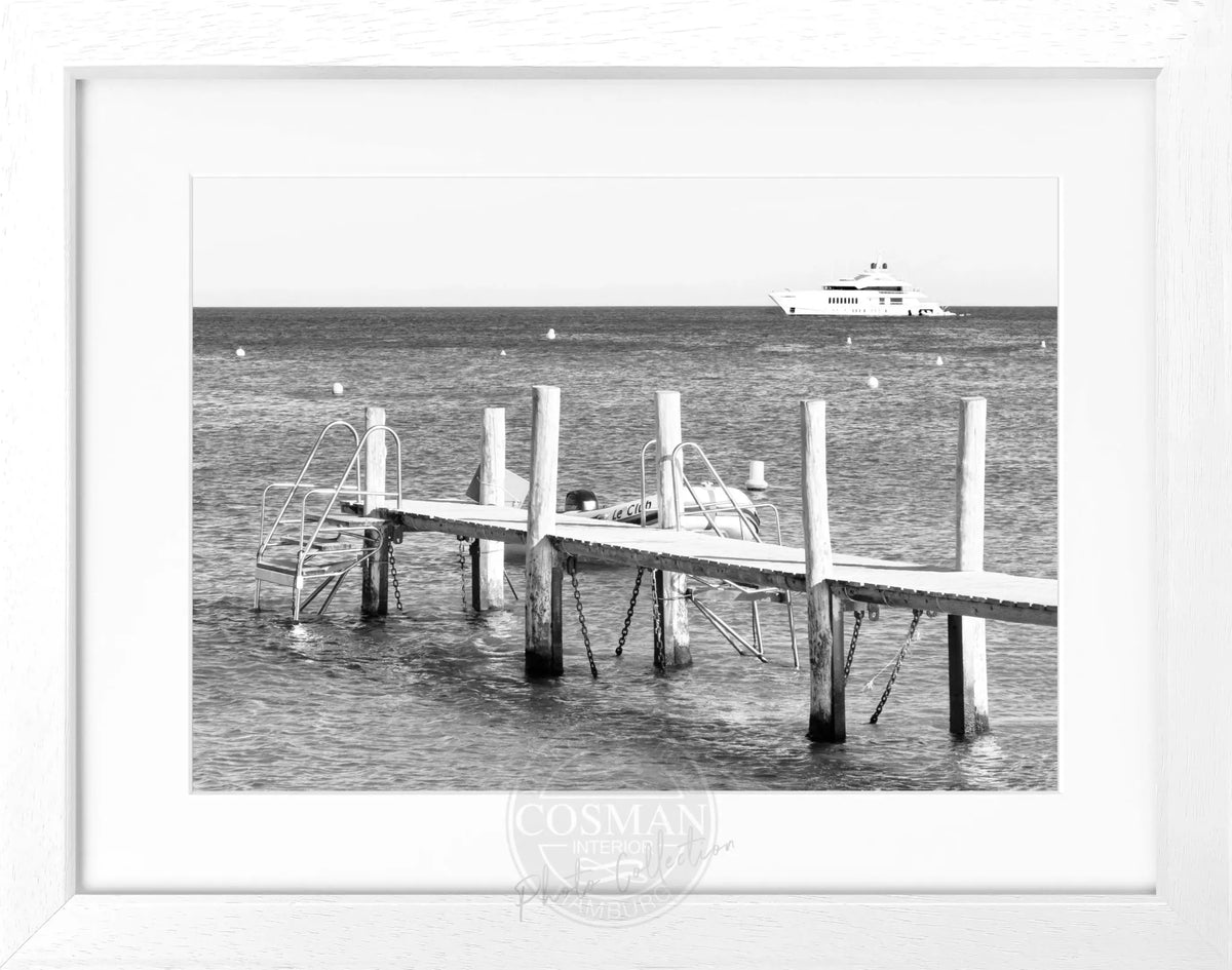 Schwarz-weiß Poster mit Rahmen von Cosman-Photocollection, Motiv 'Steg Le Club 55' in Saint Tropez, 31x25 cm
