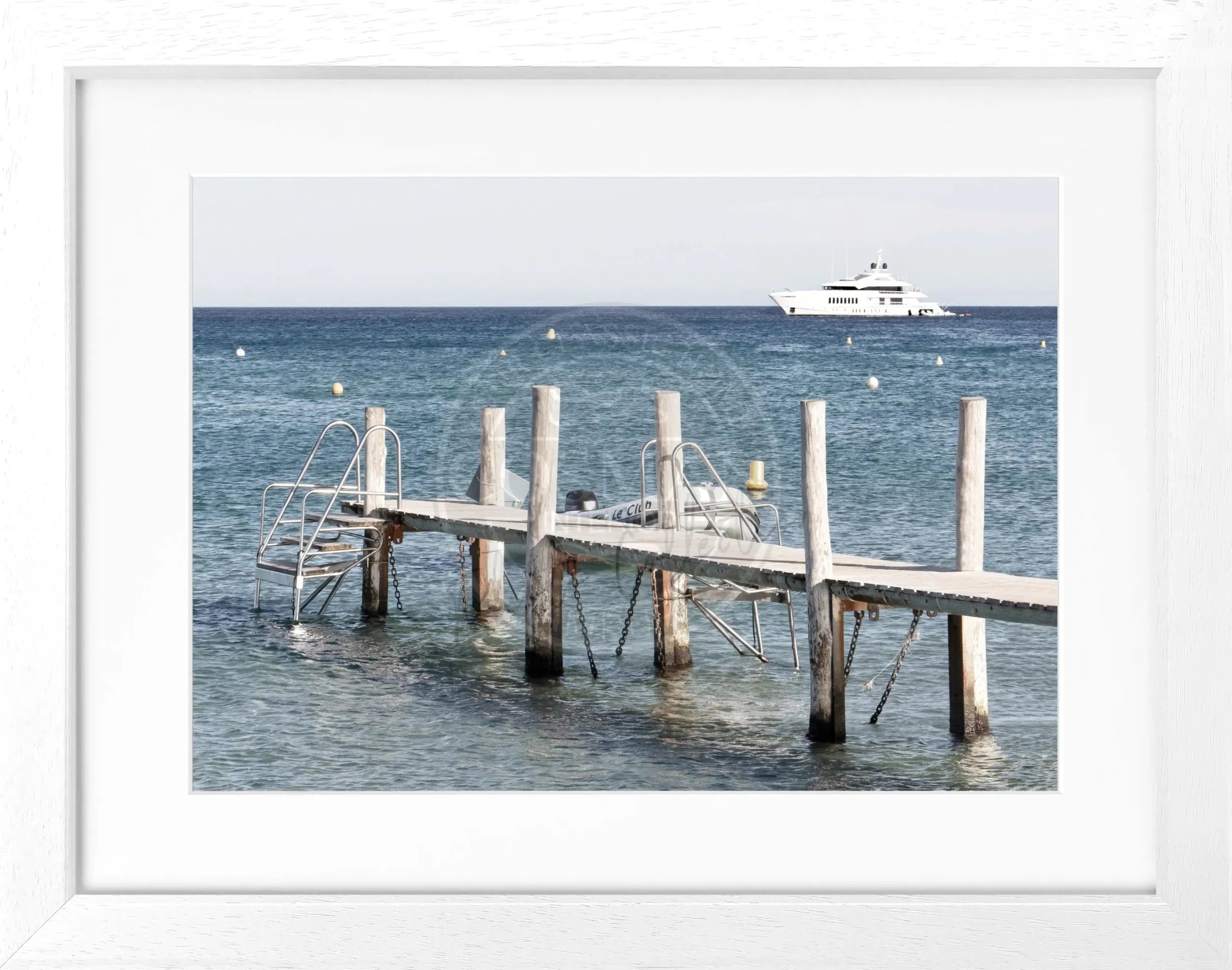 Schwarz-weiß Poster mit Rahmen von Cosman-Photocollection, Motiv vom Steg Le Club 55 in Saint Tropez, 31x25 cm