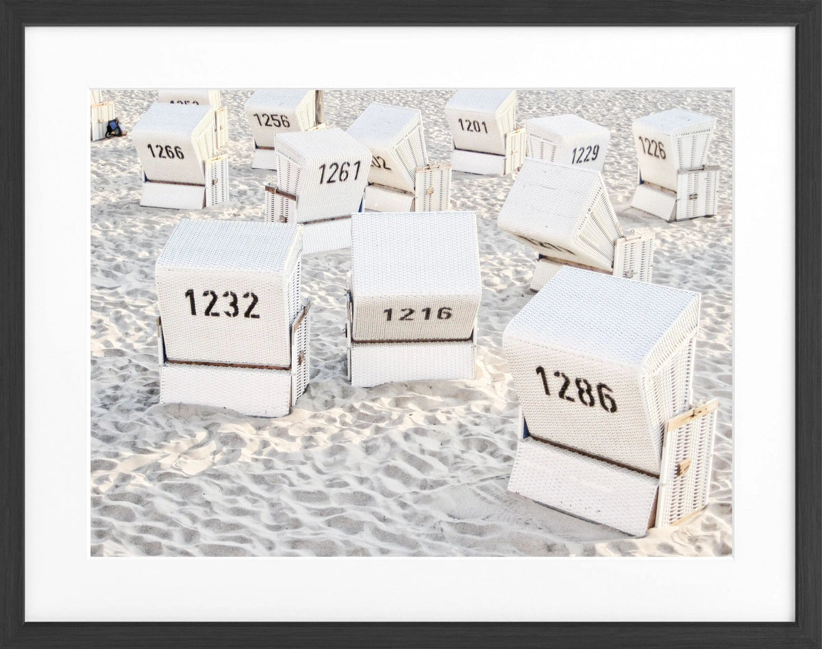 Schwarz-weiß Poster mit Rahmen, zeigt Strandkörbe auf Sylt, von Cosman-Photocollection, 31x25cm, dekoratives Wandbild