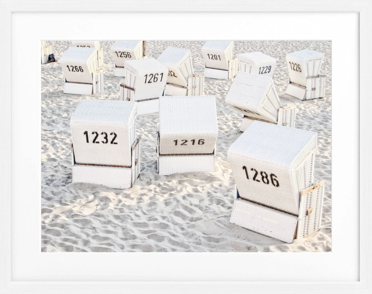 Schwarz-weiß Poster mit Rahmen, zeigt Strandkörbe auf Sylt, von Cosman-Photocollection, Maße 31x25 cm, Dekor für Strand-Atmosphäre