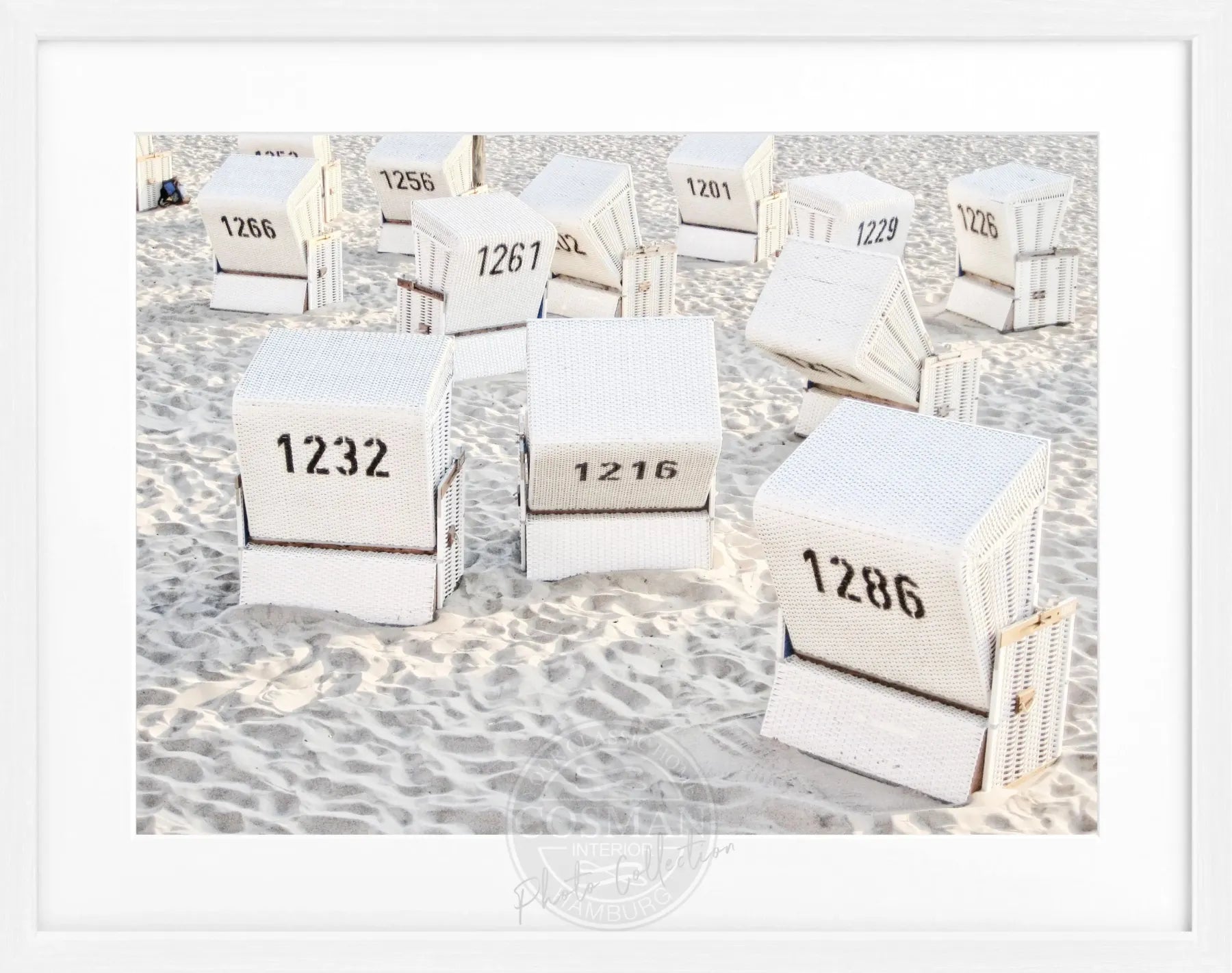 Schwarz-weiß Poster mit Rahmen, zeigt Strandkörbe auf Sylt, von Cosman-Photocollection, Maße 31x25 cm, Dekor für Strand-Atmosphäre