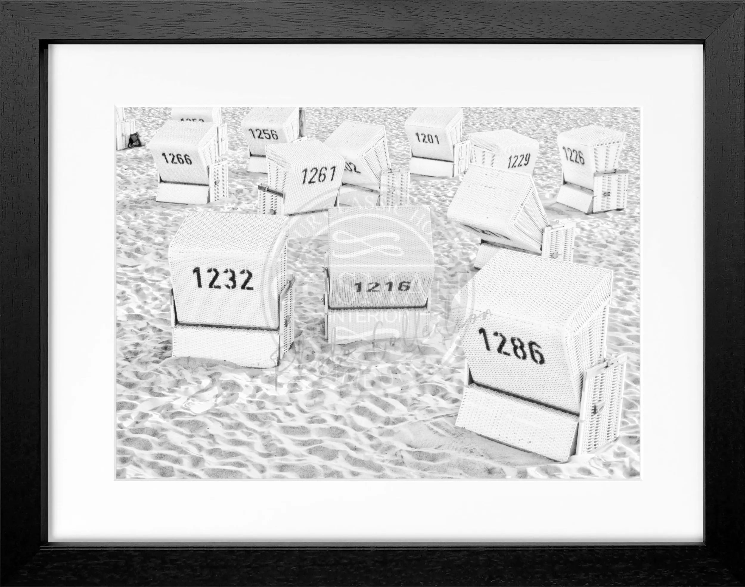 Schwarz-weiß Poster mit Rahmen, Strandkörbe auf Sylt, von Cosman-Photocollection, 31x25 cm, dekoratives Wandbild