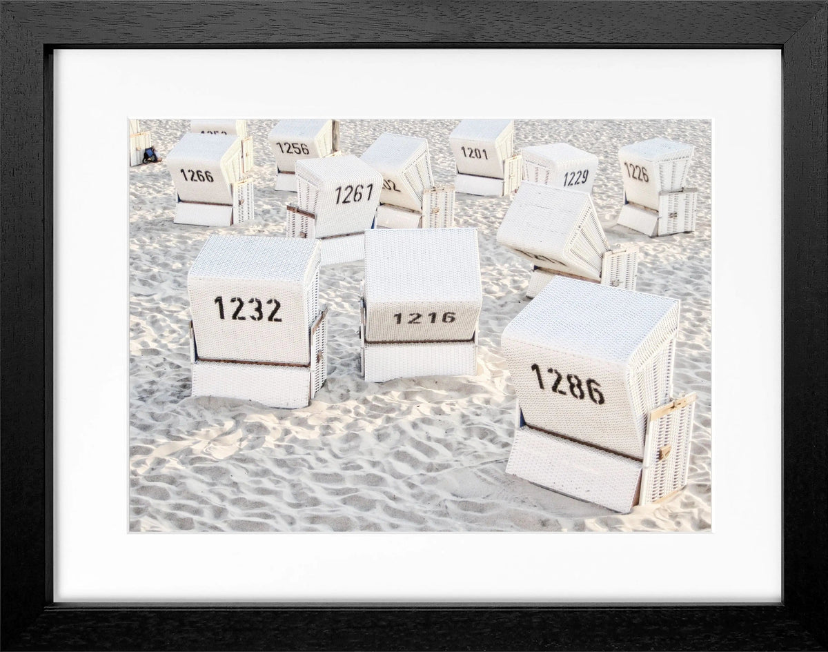 Schwarz-weiß Poster mit Rahmen von Strandkörben auf Sylt, von Cosman-Photocollection, 31x25 cm, dekoratives Wandbild
