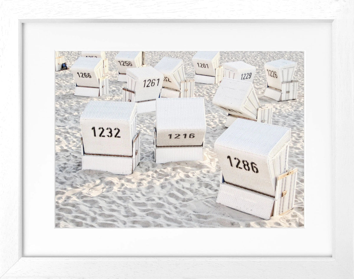 Schwarz-weiß Poster mit Rahmen von Strandkörben auf Sylt, von Cosman-Photocollection, 31x25 cm, dekoratives Wandbild