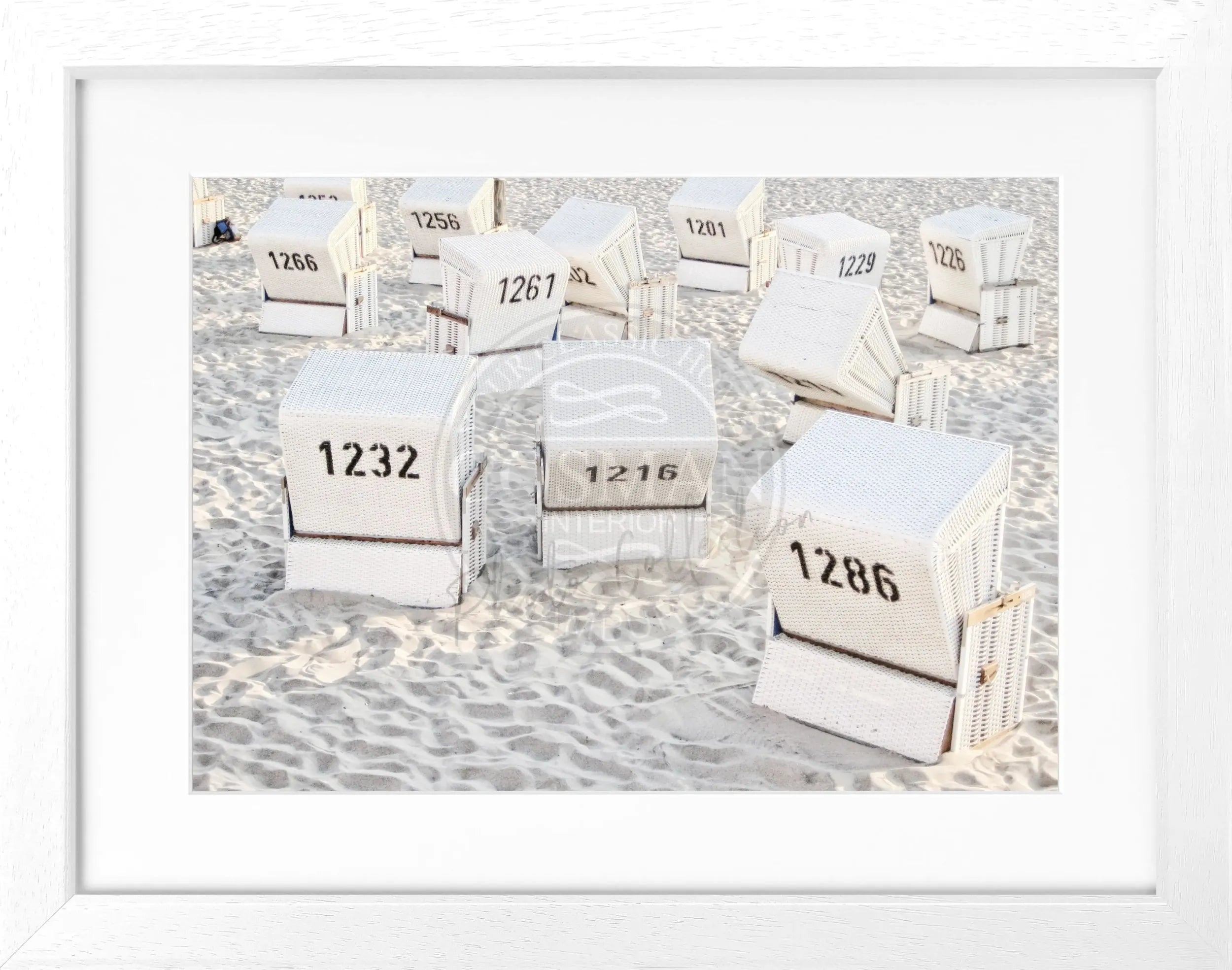 Schwarz-weiß Poster mit Rahmen von Strandkörben auf Sylt, von Cosman-Photocollection, 31x25 cm, dekoratives Wandbild