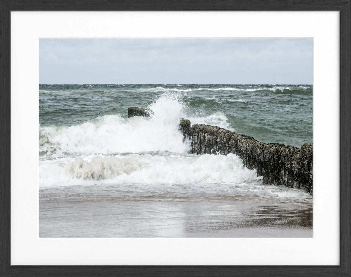 Schwarz-weiß Poster mit Rahmen von Sylt ’Buhne’ SY57, von Cosman-Photocollection, Motiv in Schwarz-Weiß, ca. 31x25 cm