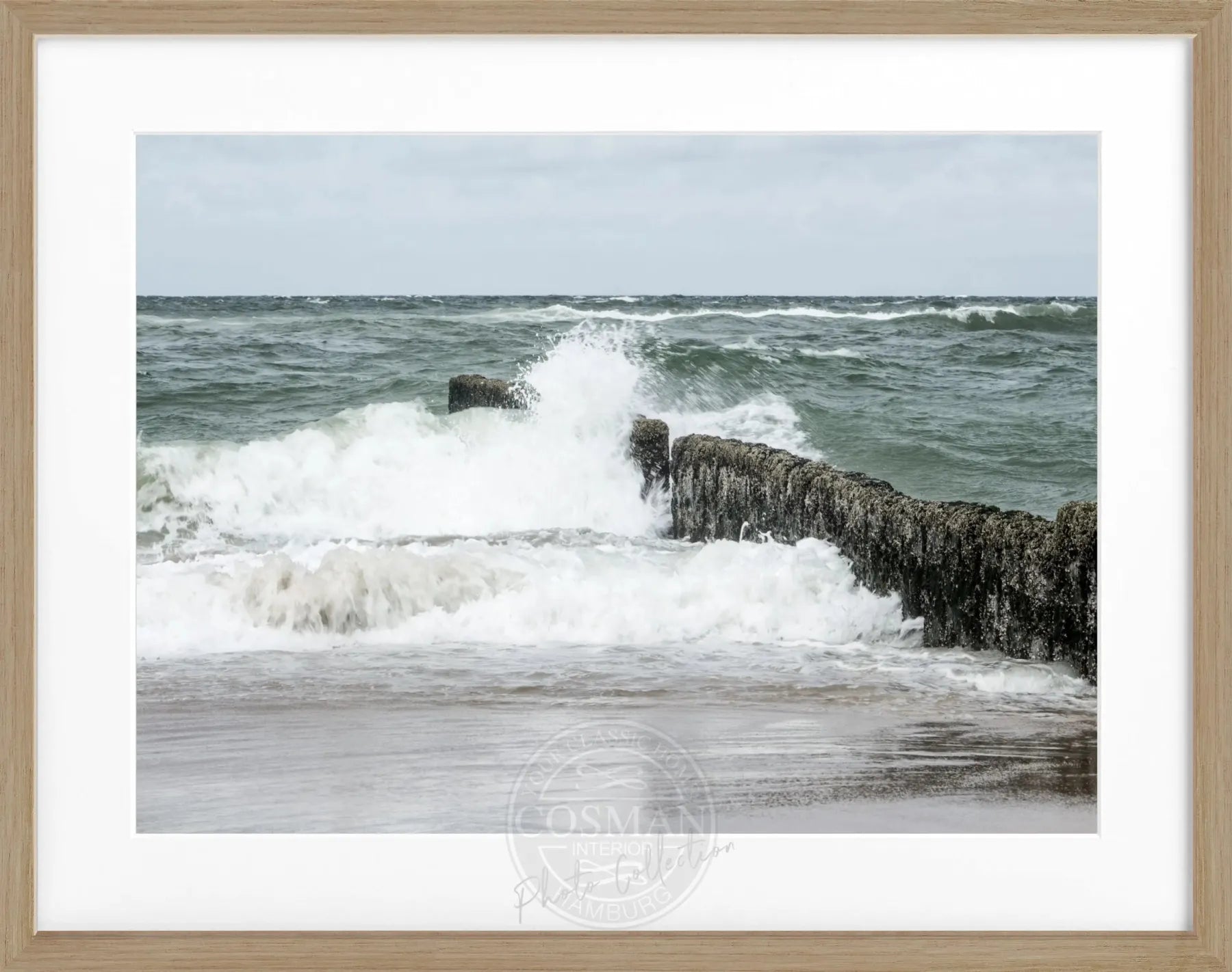 Schwarz-weiß Poster mit Rahmen, Motiv der Buhne auf Sylt von Cosman-Photocollection, ca. 31x25 cm.