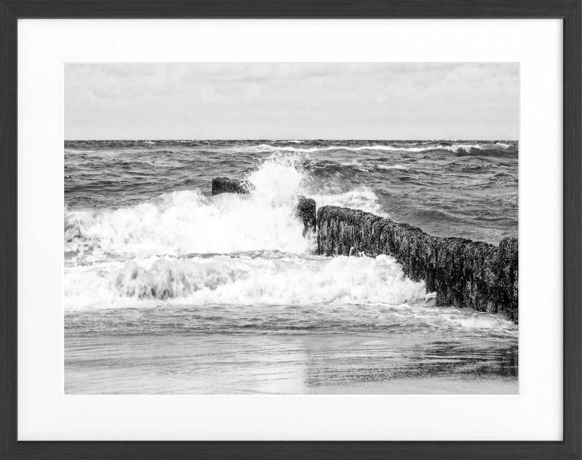 Schwarz-weiß Poster mit Rahmen von Sylt 'Buhne' im Format 31x25cm, von Cosman-Photocollection, zeigt die berühmte Nordseeküste