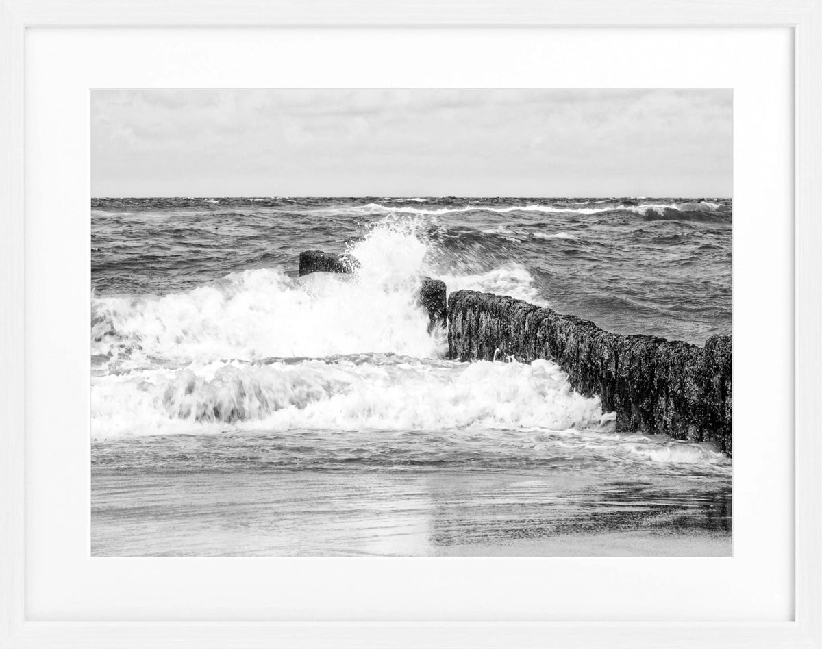 Schwarz-weiß Poster mit Rahmen von Sylt Buhne, 31x25cm, von Cosman-Photocollection, zeigt die berühmte Nordseeküste.