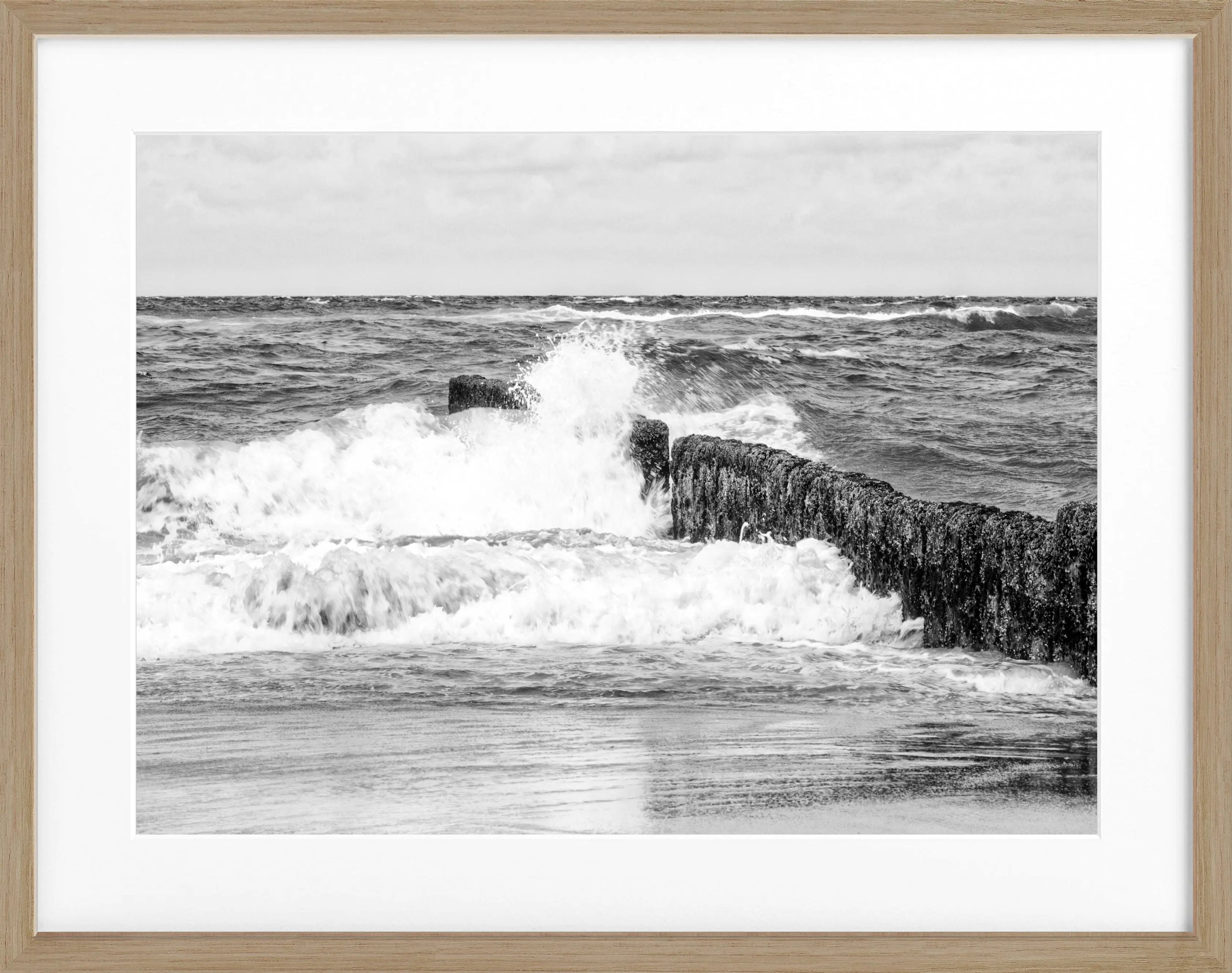 Schwarz-weiß Poster mit Rahmen von Sylt ’Buhne’ SY57, Fotokunst von Cosman-Photocollection, 31x25cm, Wanddekoration