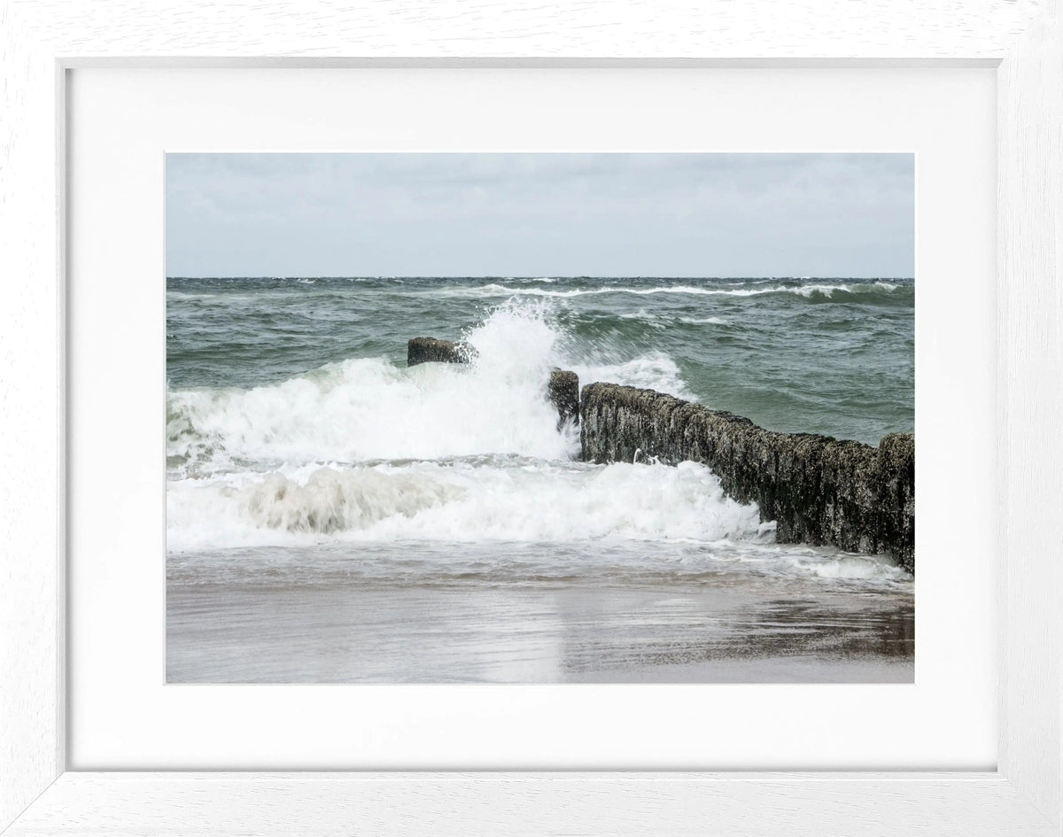 Schwarz-weiß Poster mit Rahmen von Sylt ’Buhne’ SY57 von Cosman-Photocollection, Motiv in Originalgröße 31x25 cm.