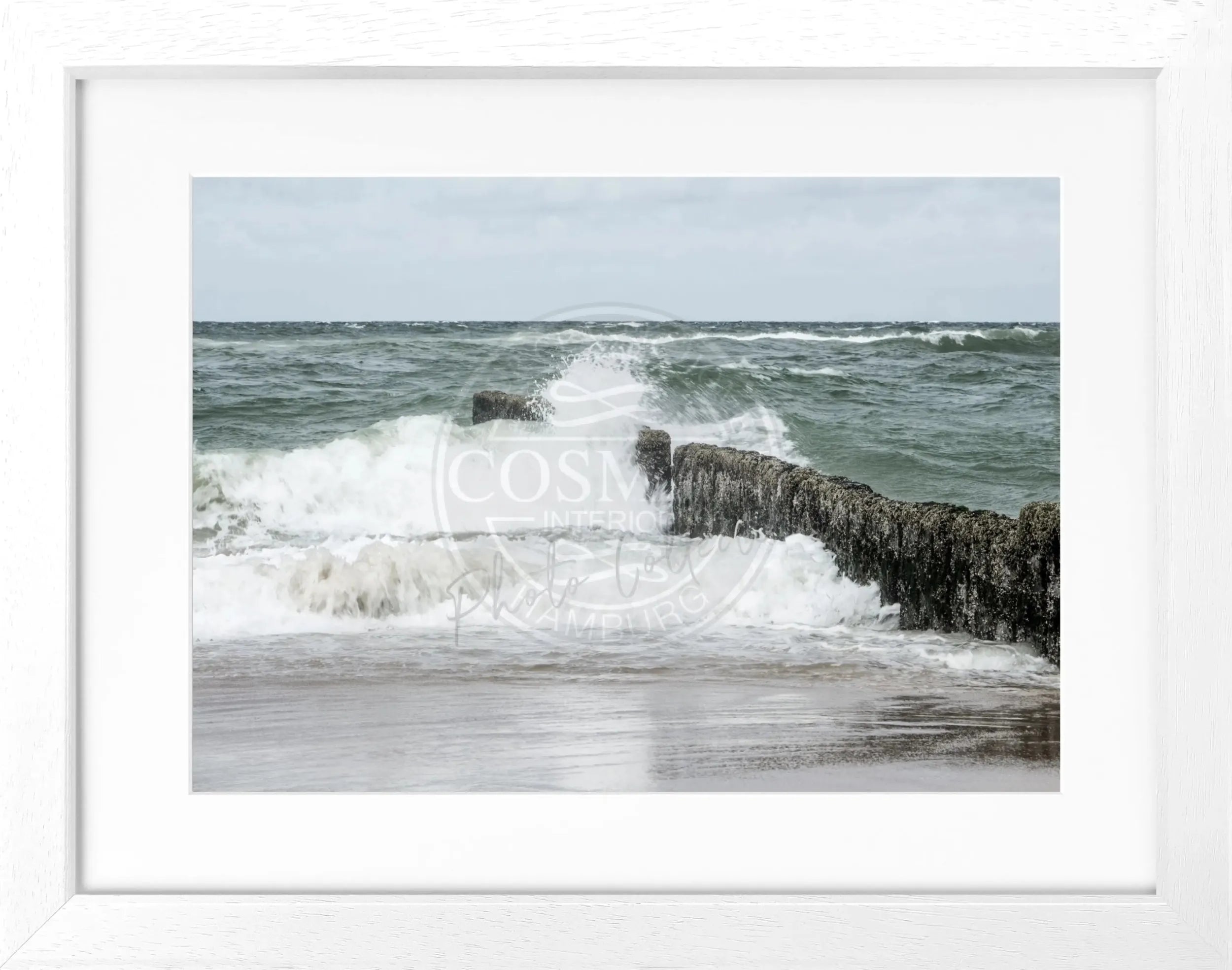 Schwarz-weiß Poster mit Rahmen von Sylt ’Buhne’ SY57 von Cosman-Photocollection, Motiv in Originalgröße 31x25 cm.
