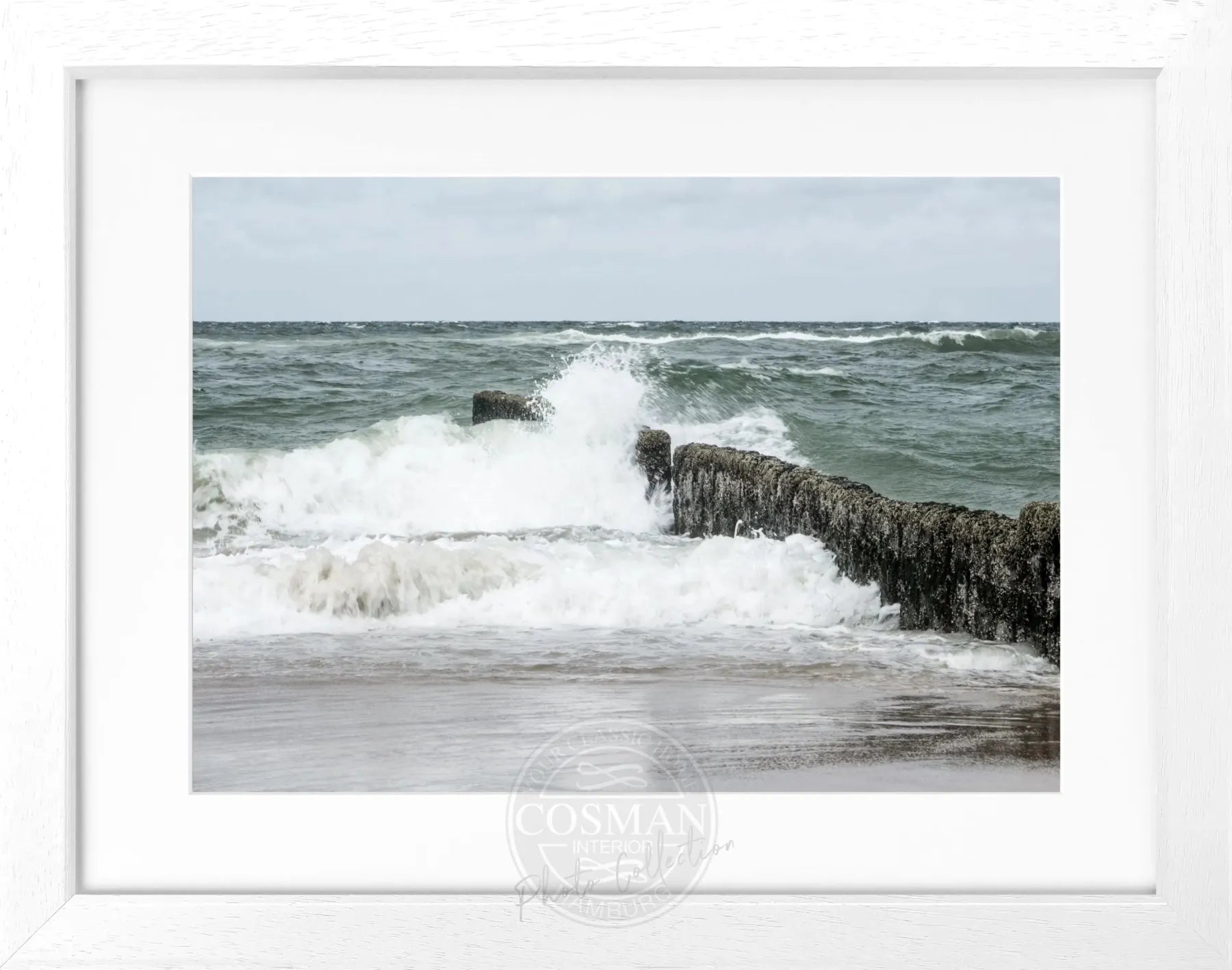 Schwarz-weiß Poster mit Rahmen von Sylt ’Buhne’ SY57 von Cosman-Photocollection, Motiv in Originalgröße 31x25 cm.