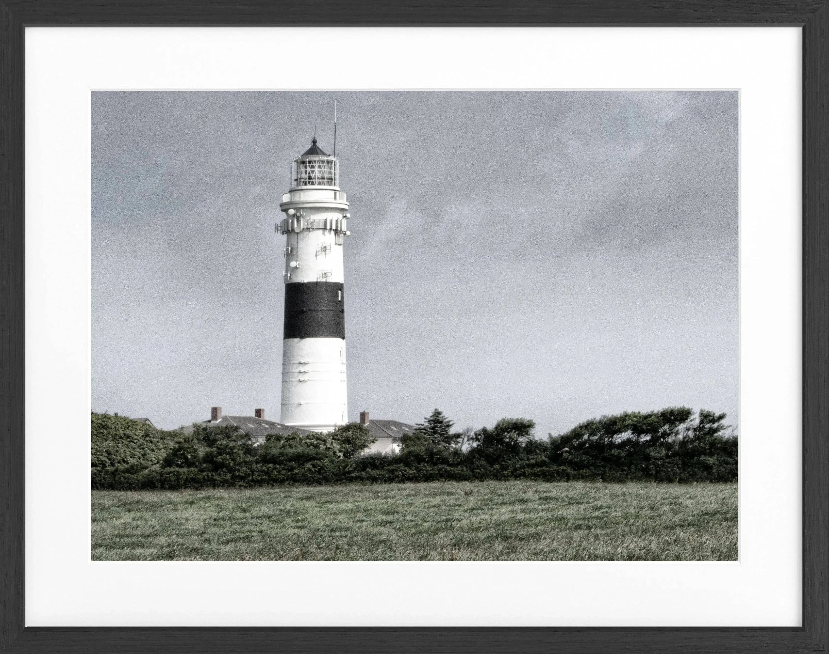 Schwarz-weiß Poster mit Rahmen von Cosman-Photocollection, Sylt Leuchtturm Kampen, Motiv in 31x25cm