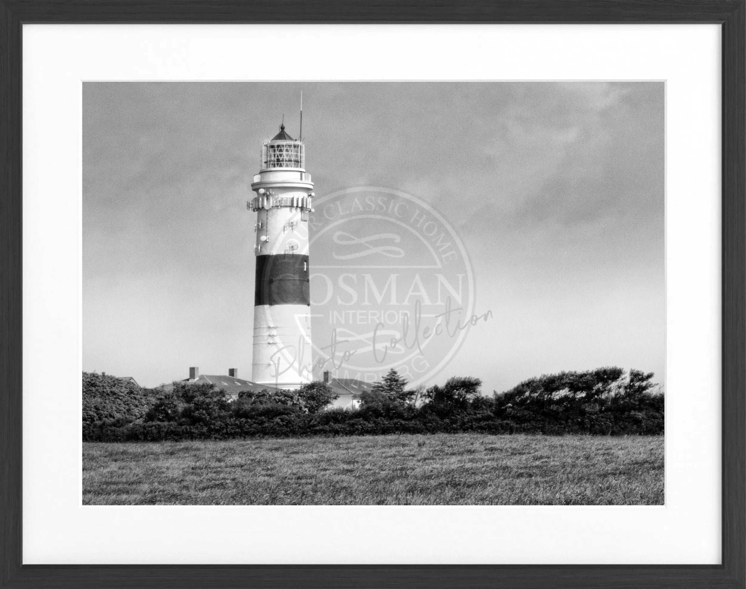Schwarz-weiΓ Poster mit Rahmen, zeigt den Leuchtturm Kampen auf Sylt, von Cosman-Photocollection, 31x25 cm.
