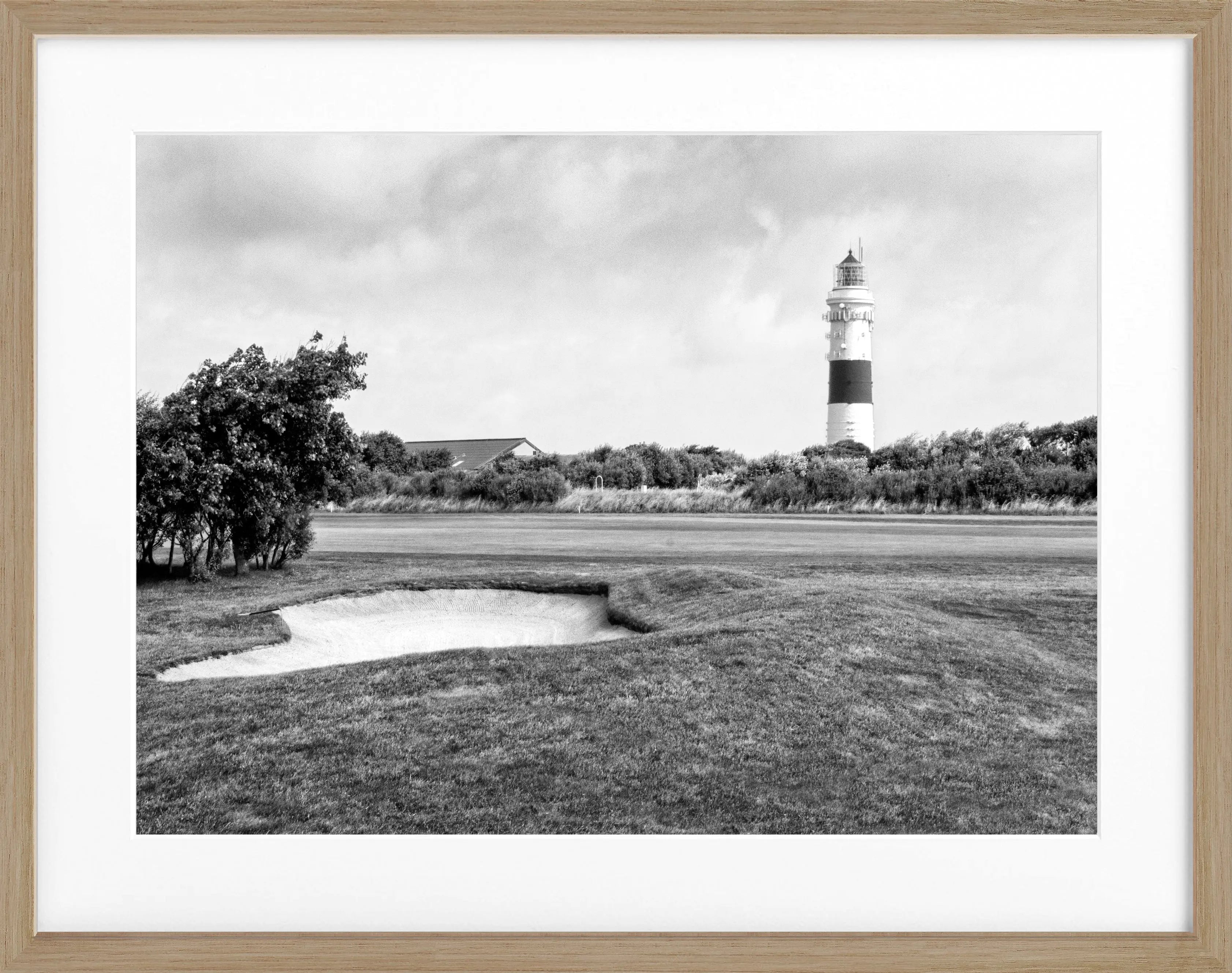 Schwarz-weiß Poster mit Rahmen von Cosman-Photocollection, zeigt den Leuchtturm Kampen auf Sylt im Bild.