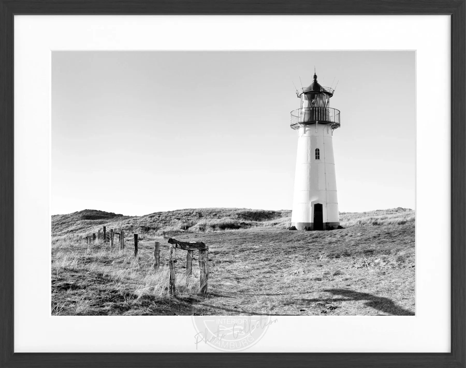 Schwarz-weiß Poster mit Rahmen, zeigt den Leuchtturm List auf Sylt, von Cosman-Photocollection, 31x25 cm.