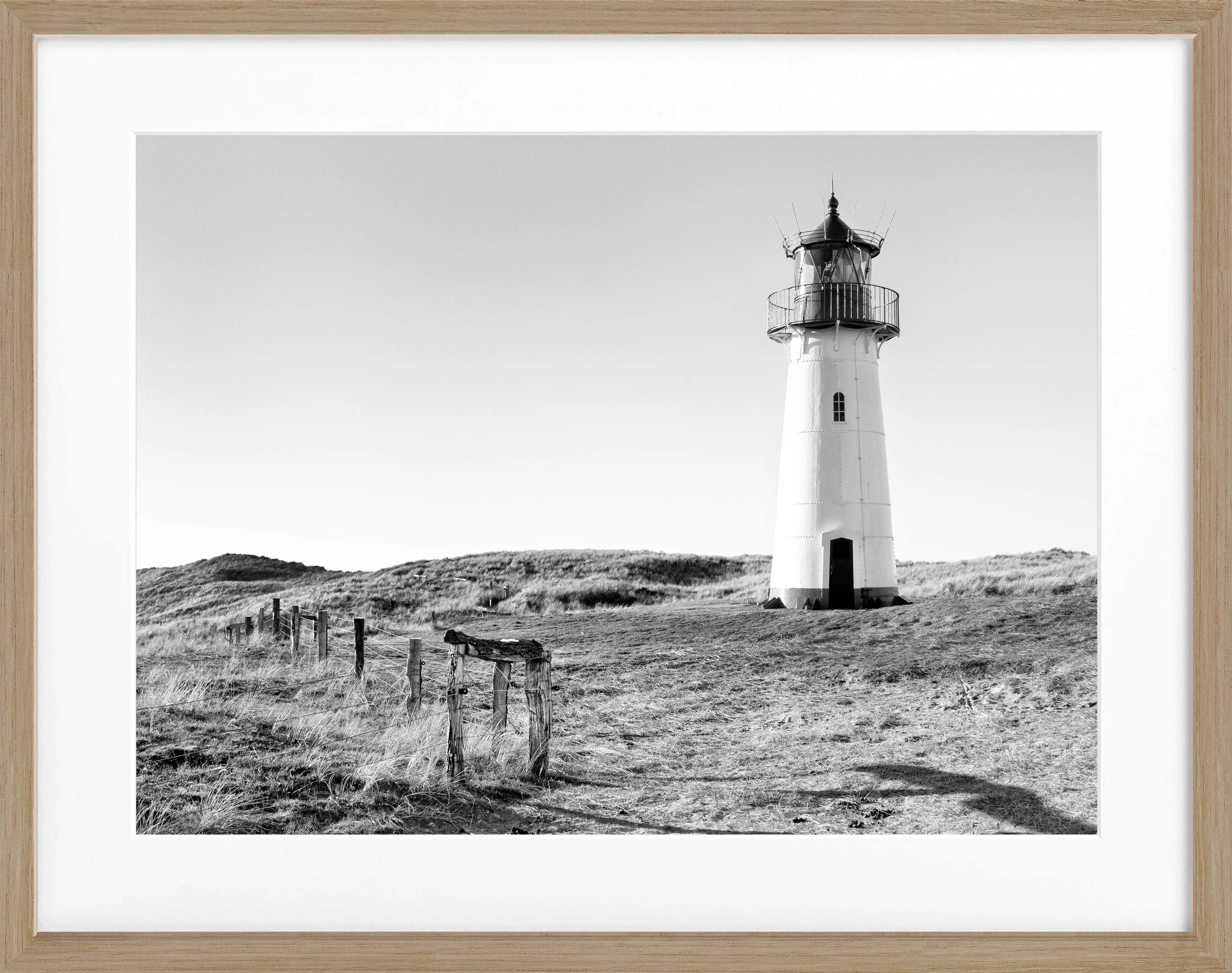 Schwarz-weißes Poster mit Rahmen von Cosman-Photocollection, Leuchtturm List auf Sylt, Maße 31x25cm, Fotokunst.